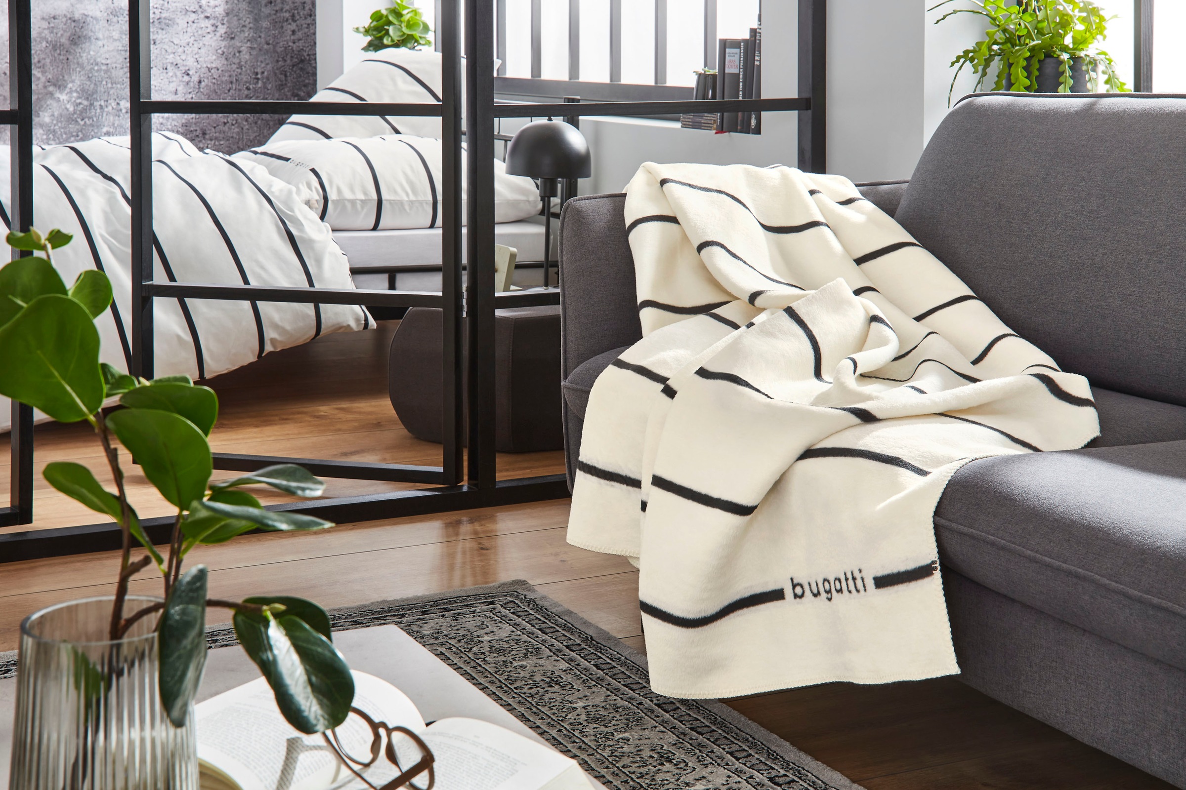 bugatti Wohndecke mit filigranen Streifen, Kuscheldecke günstig online kaufen