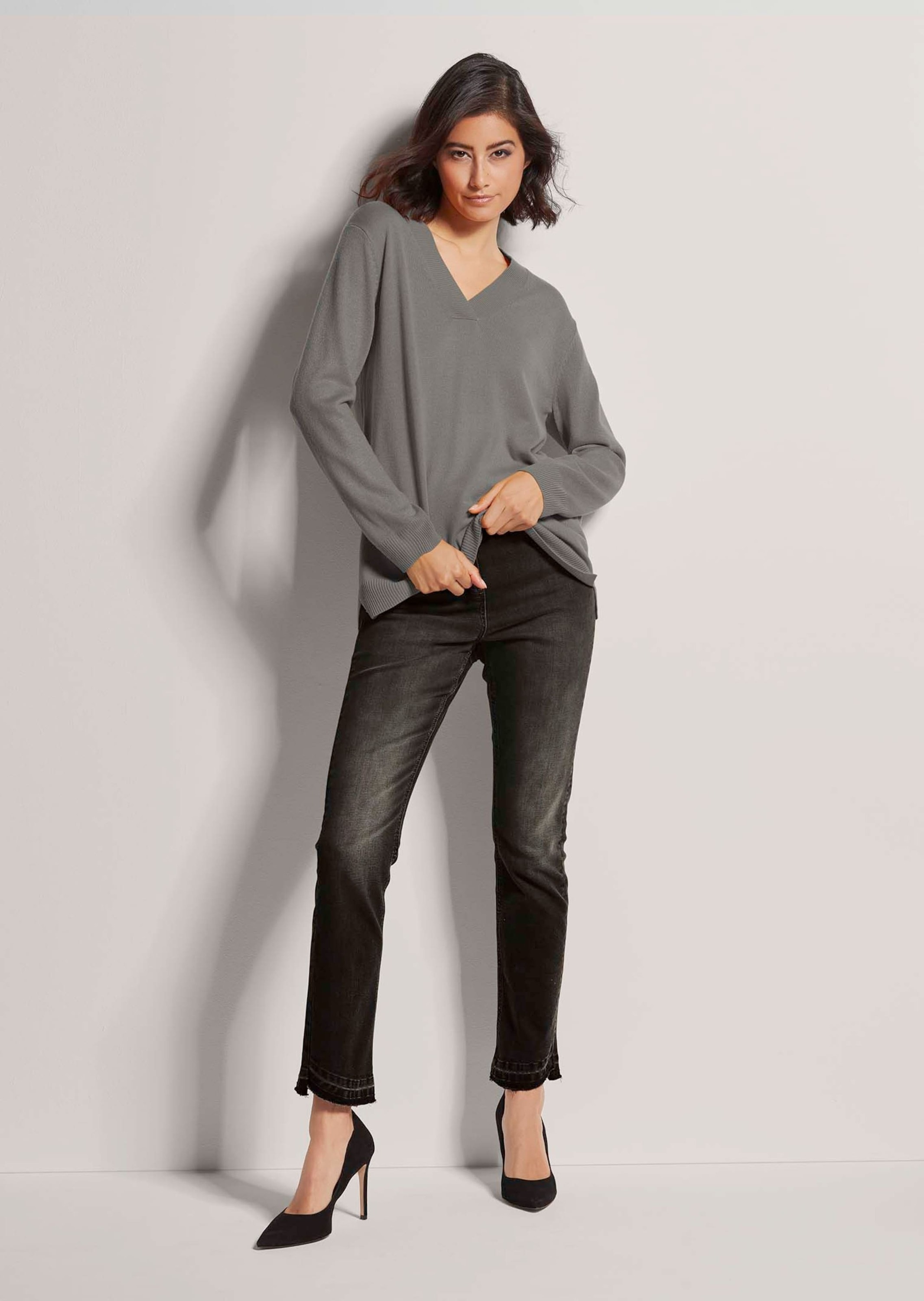 Thumbnail - MADELEINE Longpullover "Pullover Glattstrick-Pullover mit V-Ausschnitt"