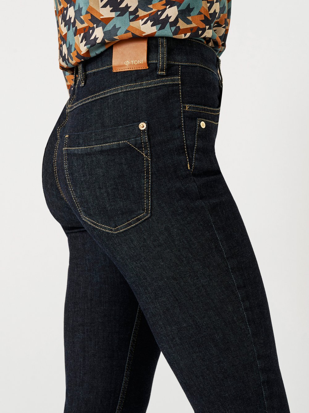 Thumbnail - TONI Slim-fit-Jeans "Slim be loved be l", im Four-Pocket Style