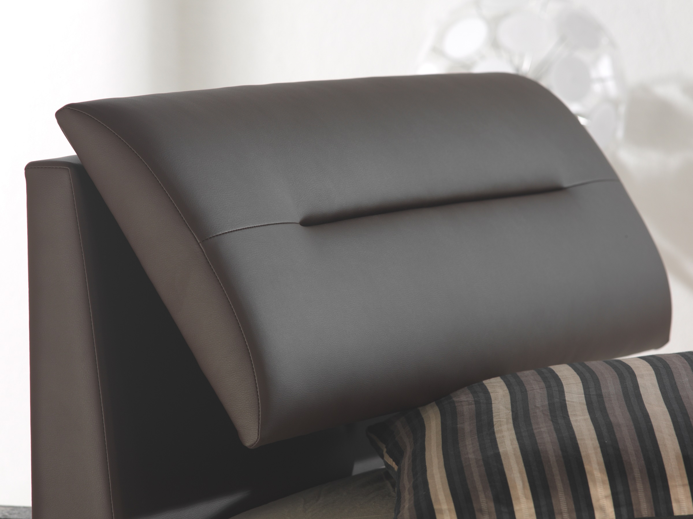 Thumbnail - Maintal Polsterbett mit verstellbaren Kopfteil-Elementen