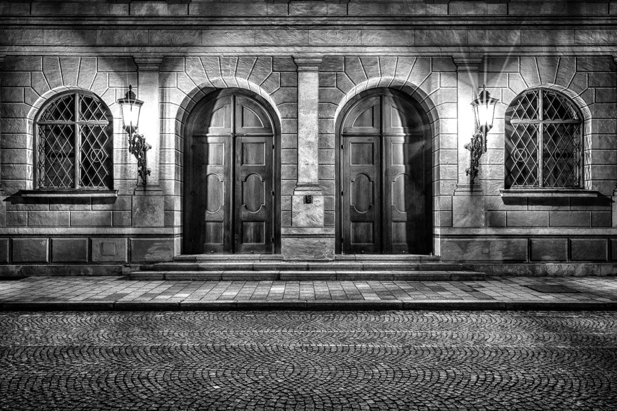 Papermoon Fototapete »Alte Türen Schwarz & Weiß«