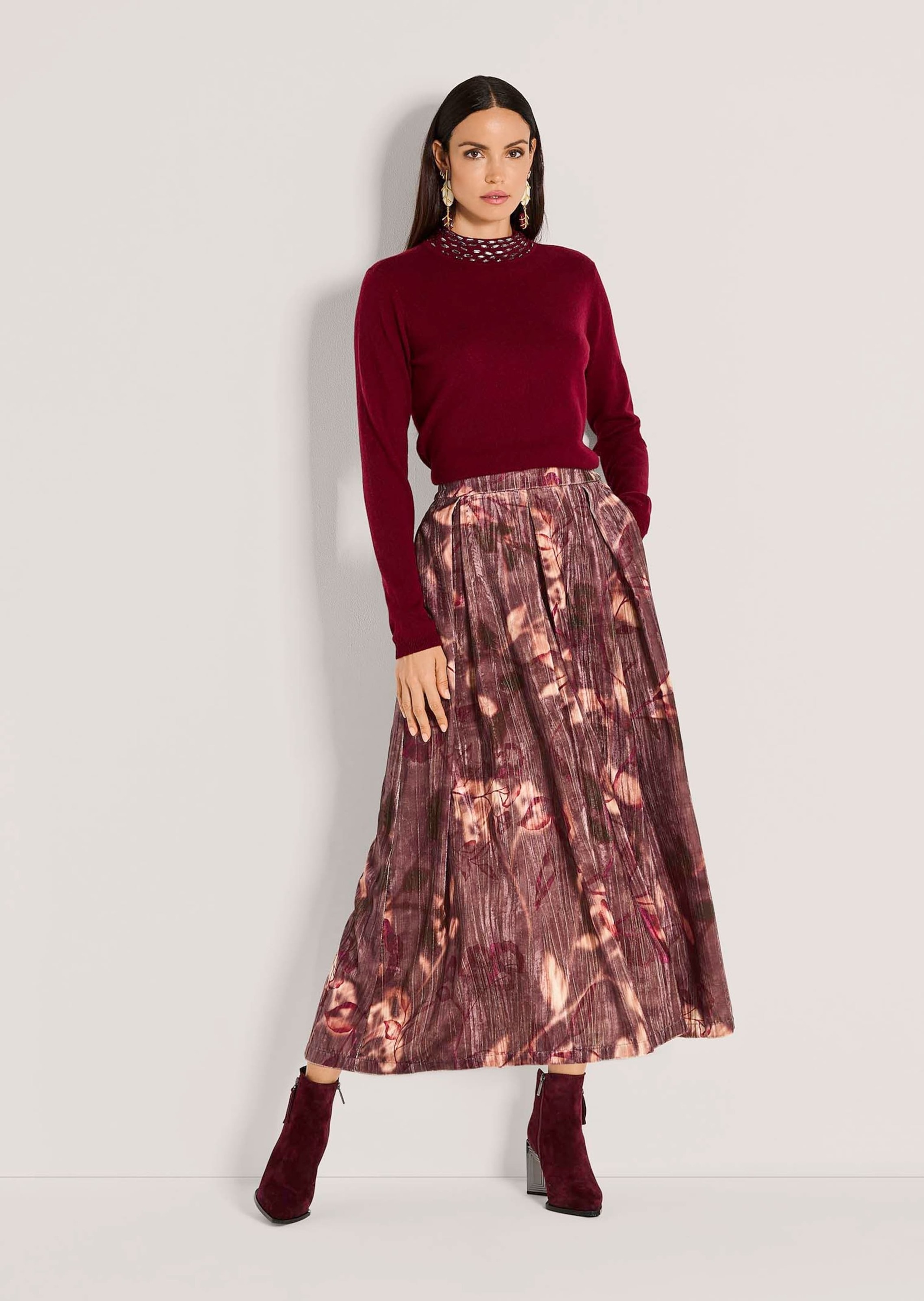 MADELEINE Midirock "Samtrock Eleganter Midirock mit floralem Design" Samtro günstig online kaufen