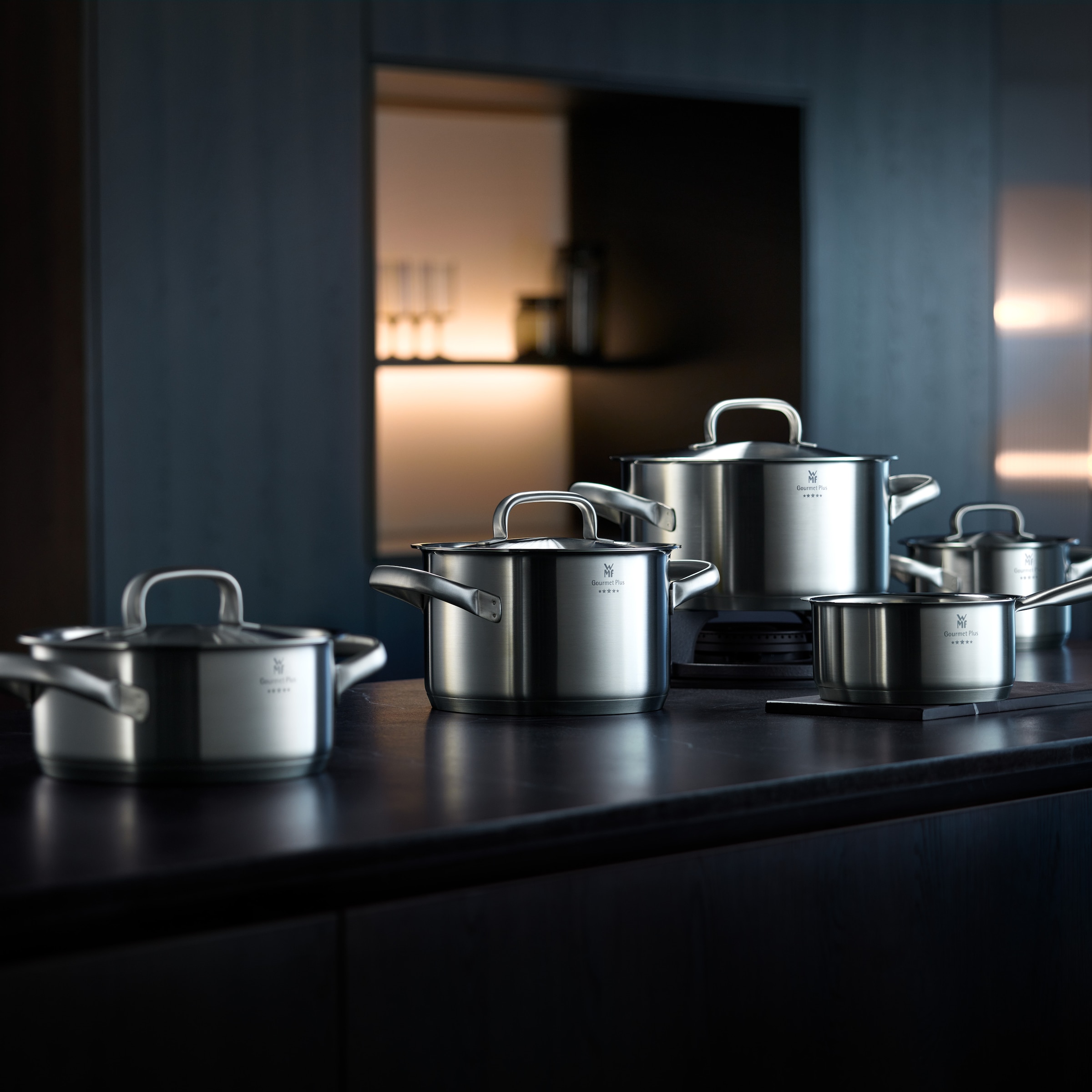 WMF Kasserolle »Gourmet Plus«, Cromargan® Edelstahl Rostfrei 18/10, (1 tlg.), wärmeduzierende Hohlgriffe, Innenskalierung, breiter Schüttrand