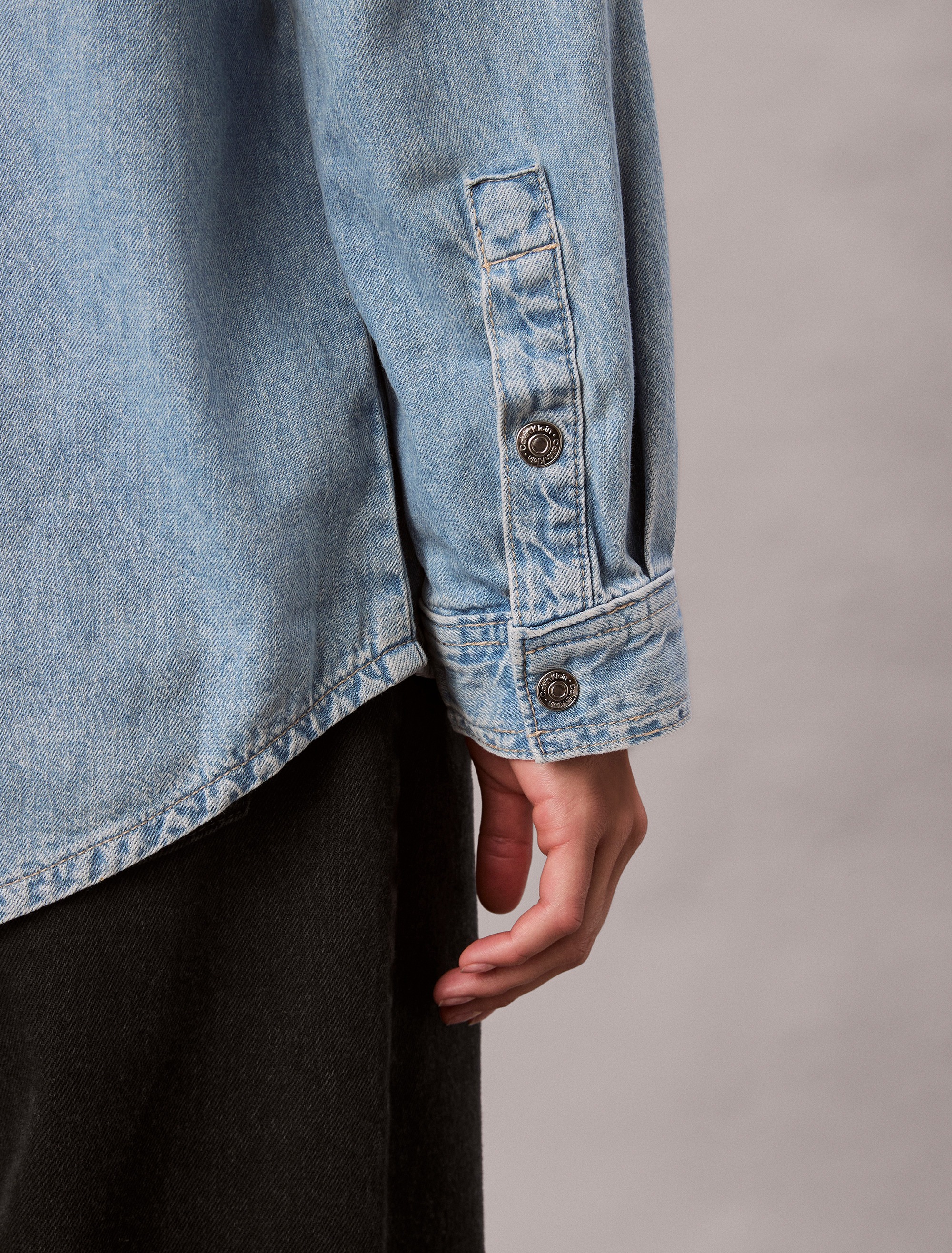 Hemdbluse CALVIN KLEIN JEANS "RLXD LNN DNM SHRT AR", Damen, Gr. XS (36), aaron indigo, Web, Obermaterial: 70% Baumwolle, 30% Leinen, unifarben, regular fit lang, Rundhals, eingesetzt Manschette mit Schlitz, Blusen Hemdbluse, Mit Rundhalsausschnitt 3