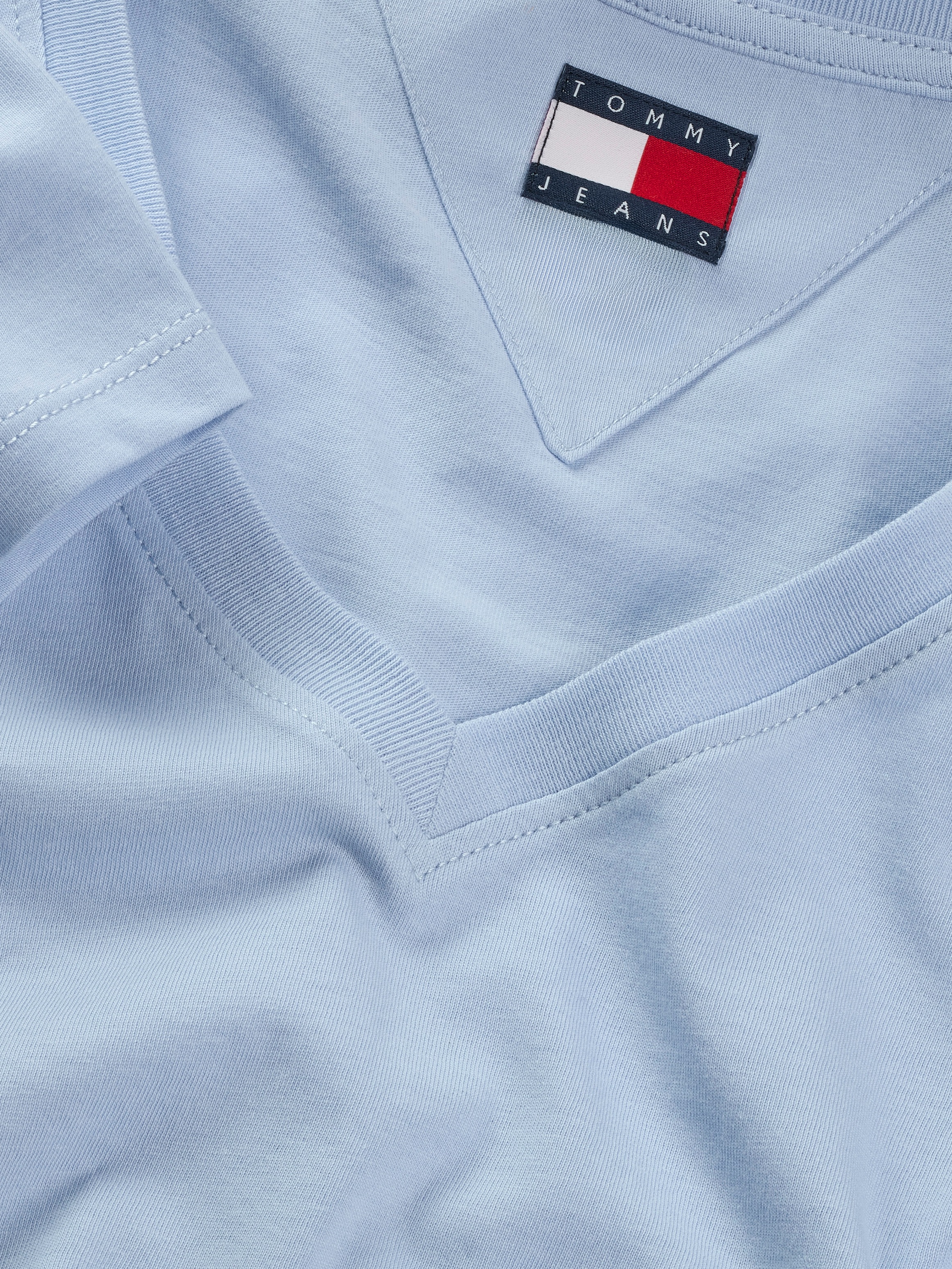 Tommy Jeans T-Shirt »TJW SLIM V-NECK TEE«, mit Logo-Stickerei