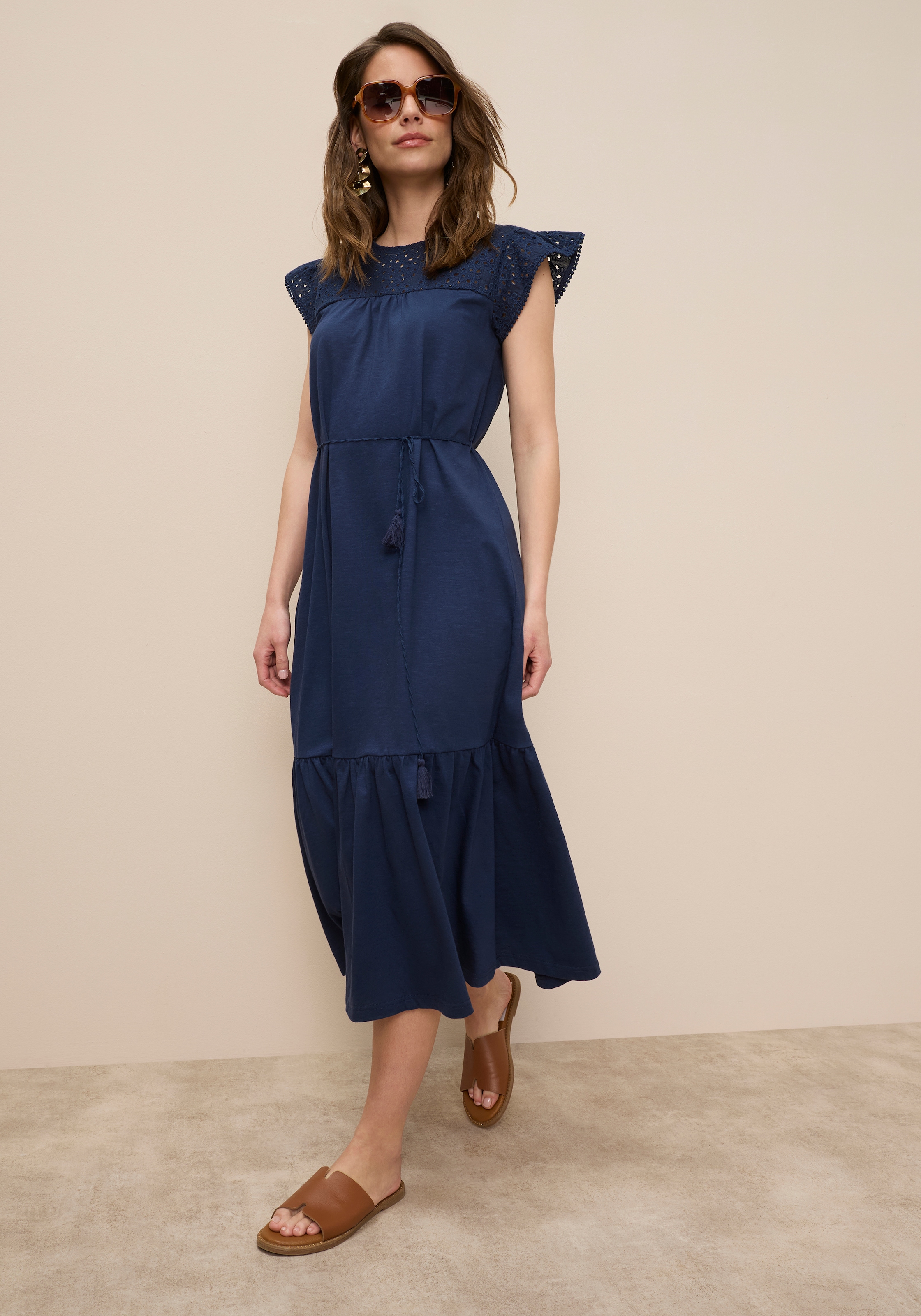 Tamaris Jerseykleid "mit figurumspielender Passform, hohem Komfort" mit femininer Lochstickerei und verspieltem Schnitt