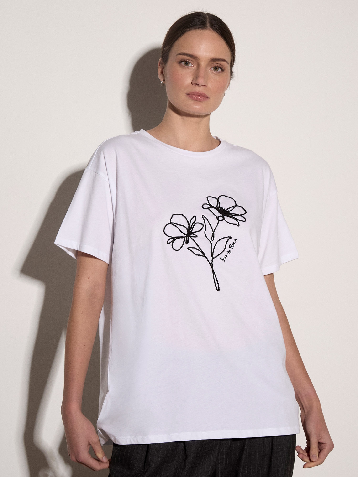 Apricot T-Shirt »Shirt mit Blumenstickerei "Born To Bloom"«