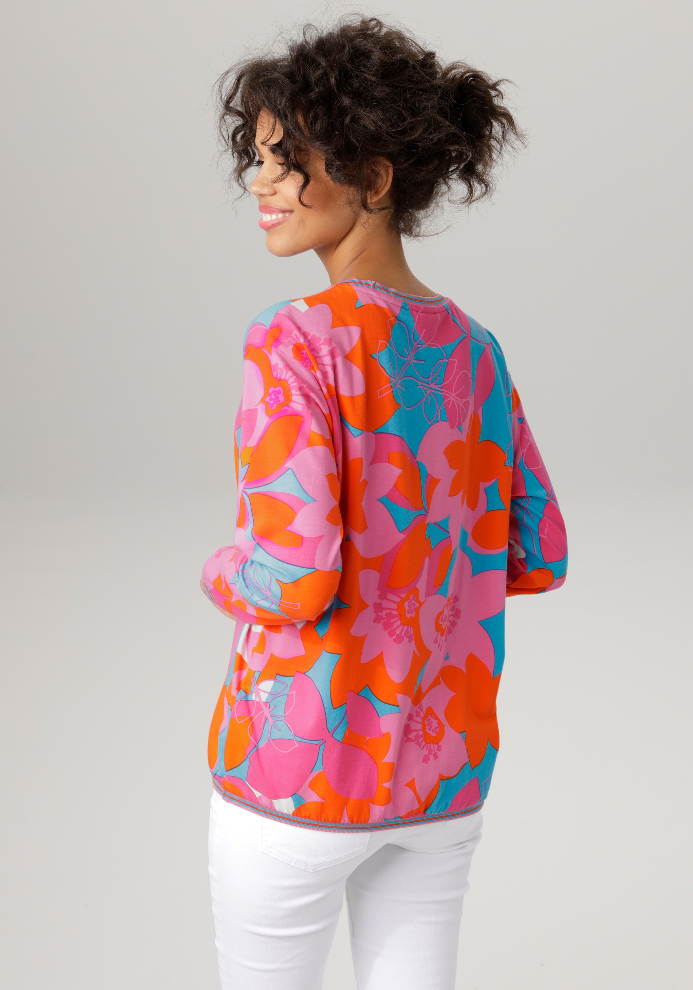 Aniston CASUAL Sweatshirt, mit | großflächigem, für BAUR Blumendruck farbenfrohen kaufen