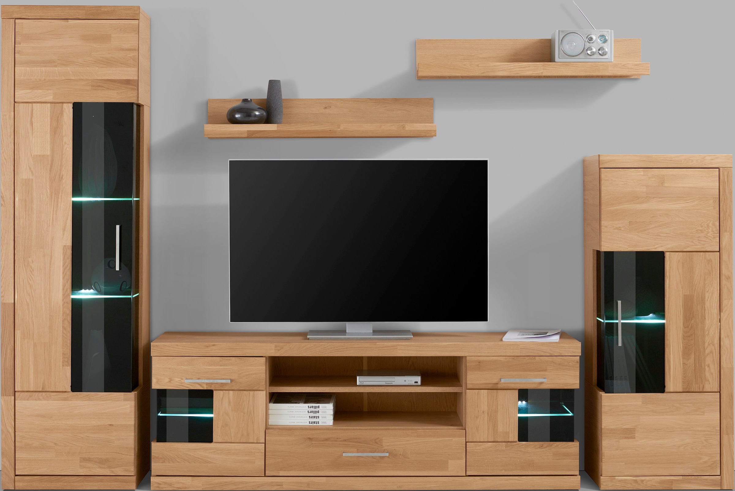 Home affaire Wohnwand »Ribe,Fronten Massivholz,Korpus Holzwekstoff,viel Stauraum«, (Set, 5 St.), Glaseinsatz aus gehärtetem Glas,Böden teilweise versetzbar
