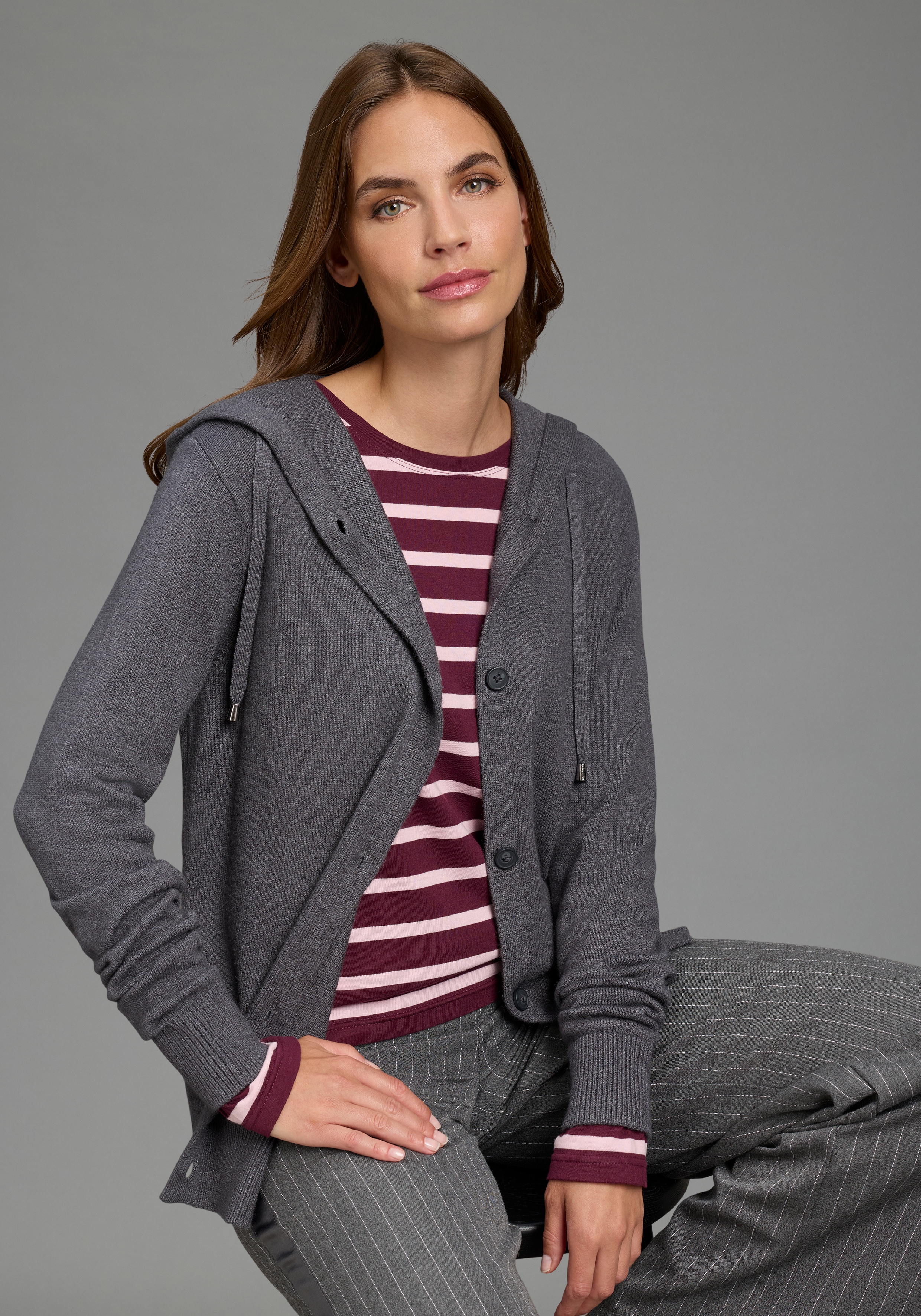 Flashlights Kapuzenstrickjacke "mit Kapuze und Kordelzug, lässig geschnitten" aus weicher Viskosemischung mit Knopfleiste