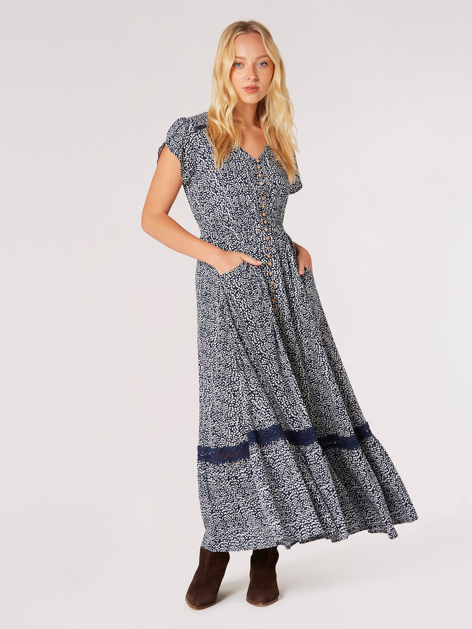 Apricot Druckkleid "Gemustertes Maxikleid" 1 tlg. mit bestickter Bordüre