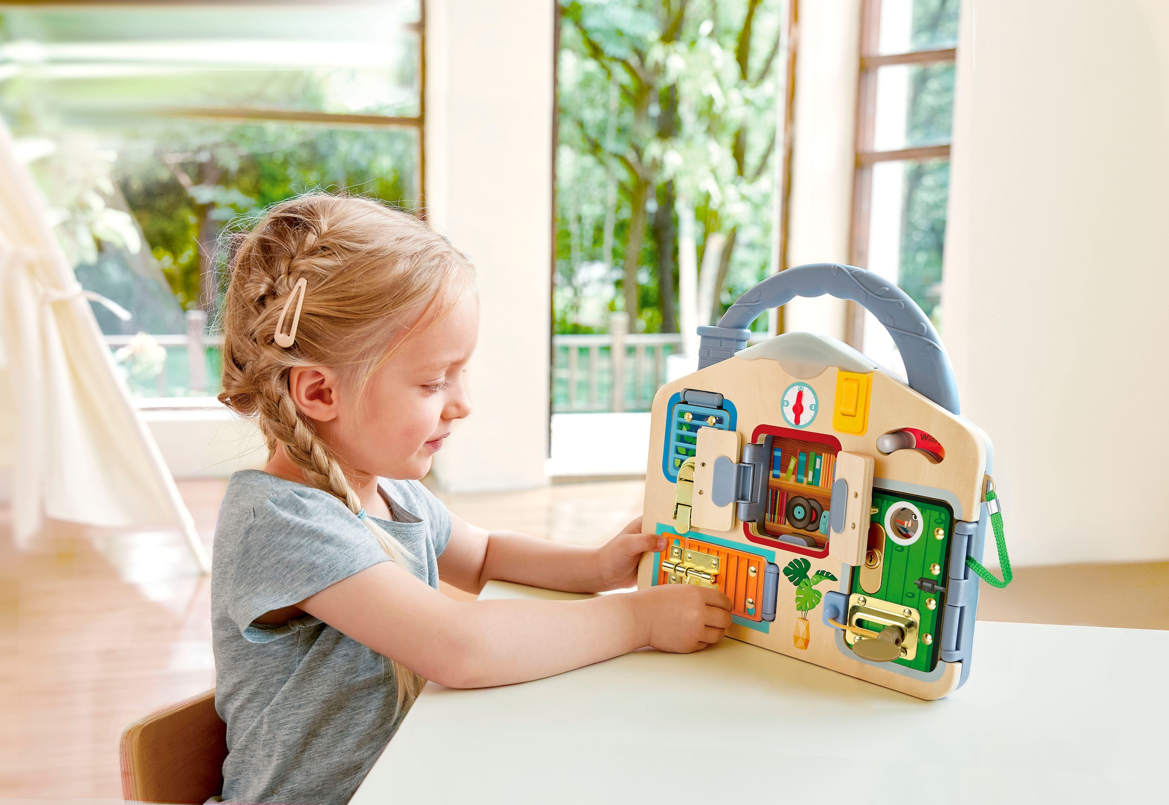 Hape Motorikbrett »Spiele-Tafel Schloss & Schlüssel«, mit Lichtfunktion