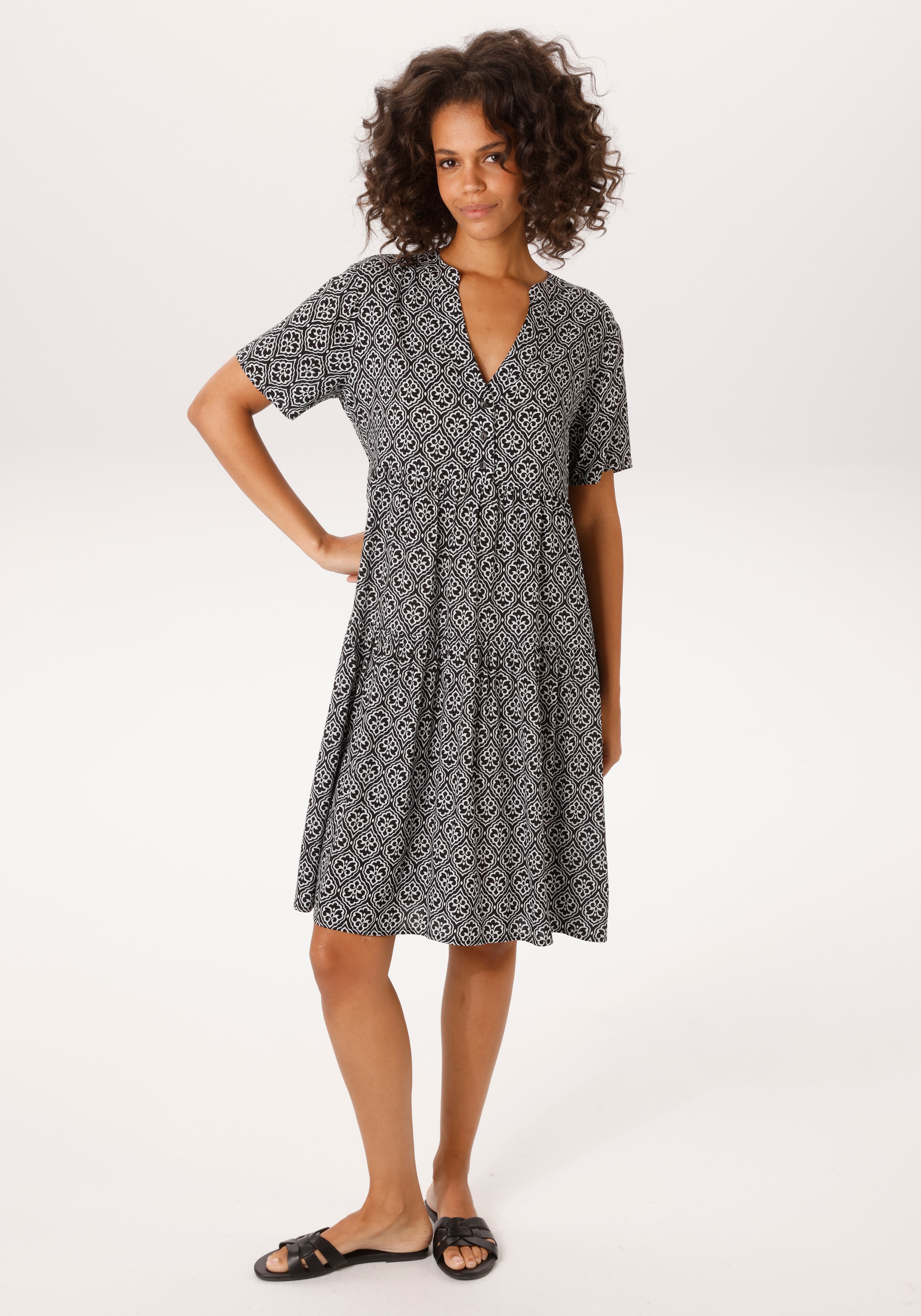 Aniston CASUAL Sommerkleid mit fantasievollem, grafischen Druck