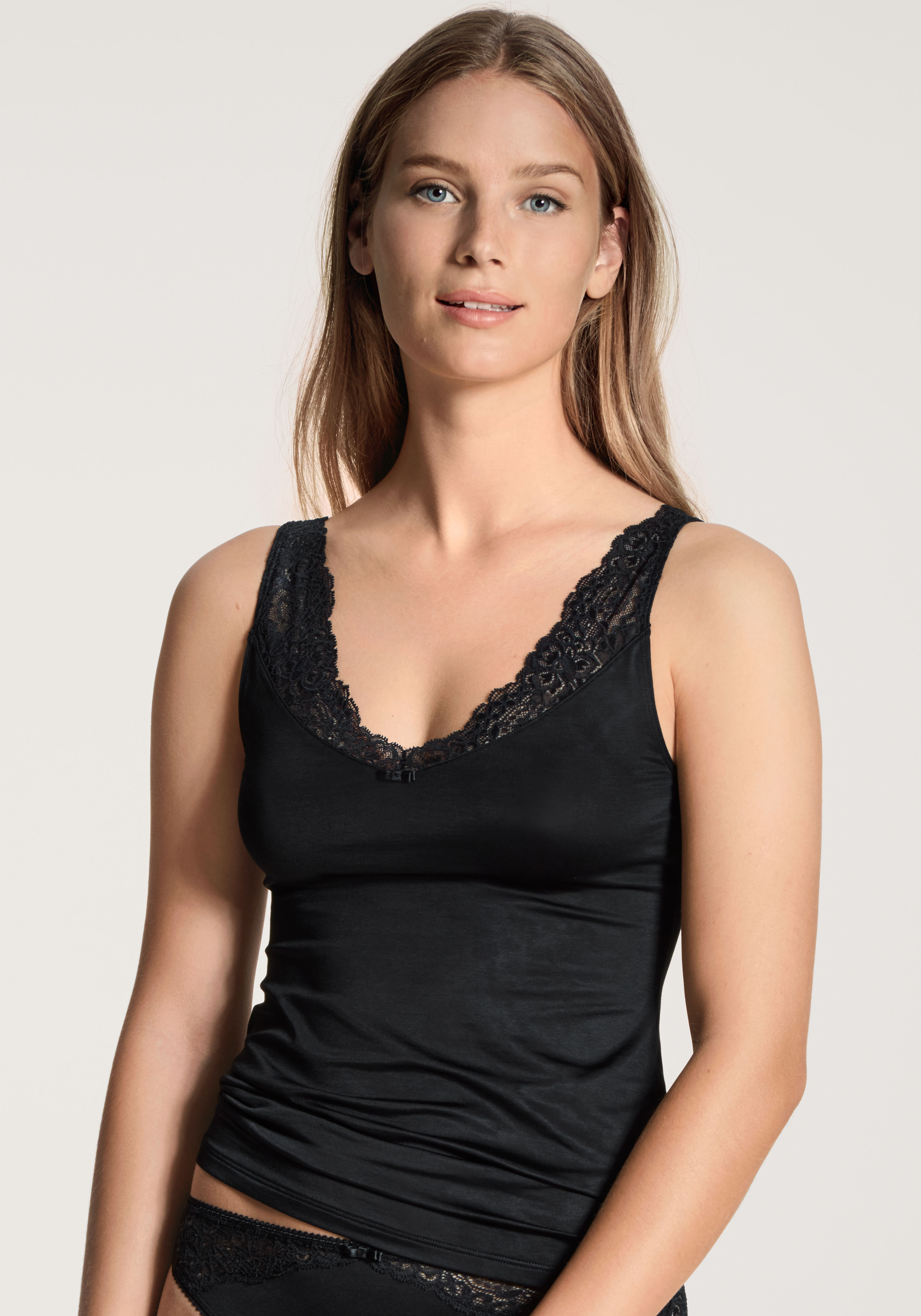 Thumbnail - CALIDA Tanktop "Sensual Secrets", V-Ausschnitt, weiche Single-Jersey Qualität, elastisch, Spitze