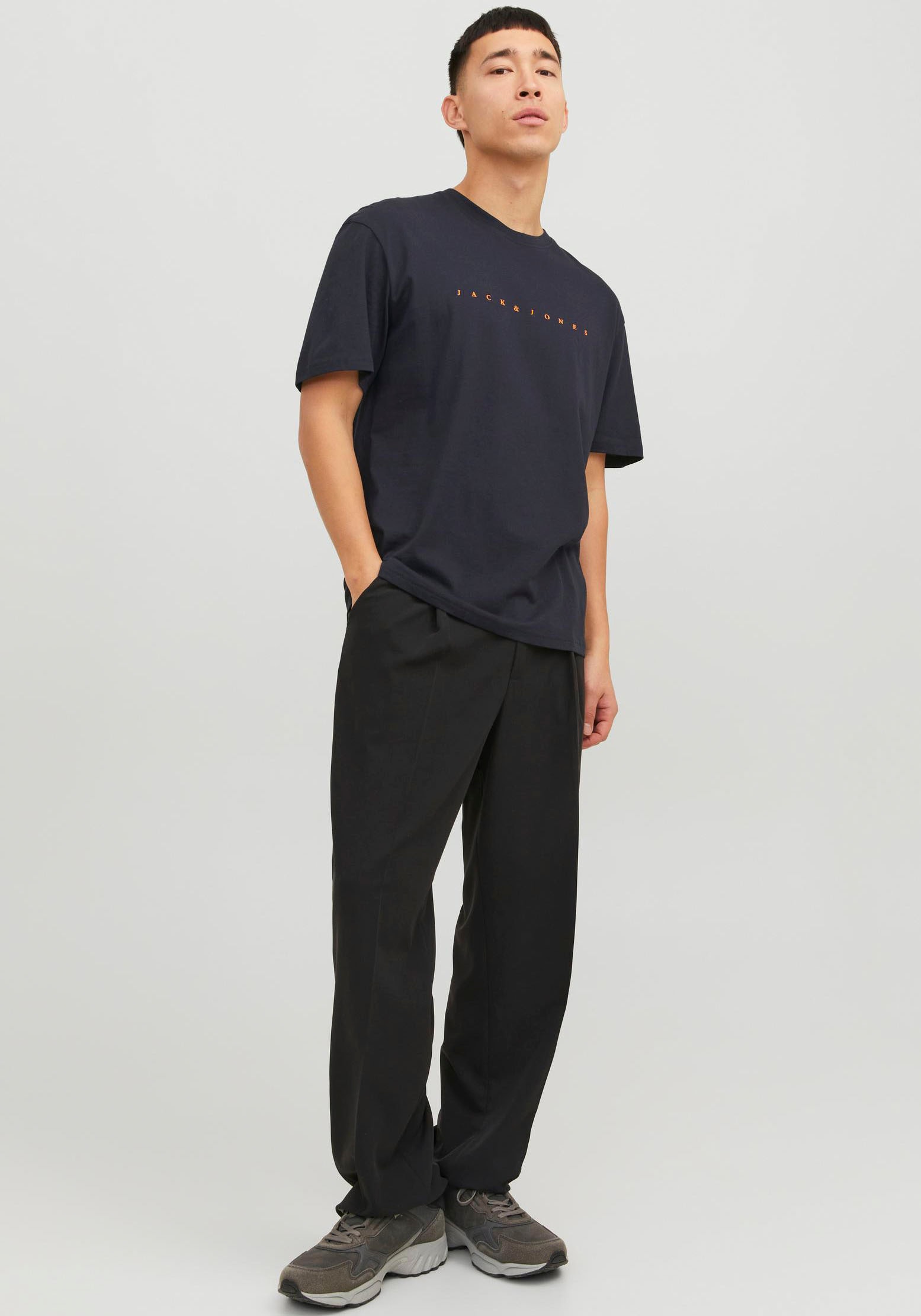 Jack & Jones Rundhalsshirt »JJESTAR mit Pigmentprint und Baumwollgefühl«, mit Pigmentprint