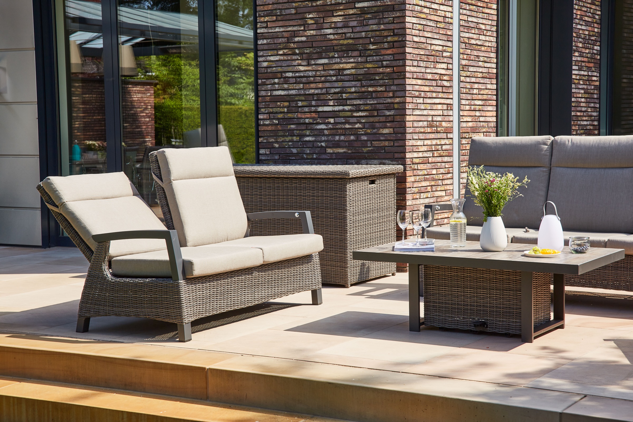 Siena Garden Gartenlounge-Bank »CORIDO Lounge 2er Sofa in charcoal grey« Gestell Alu matt anthrazit, mit Sitz- u. Rückenkissen taupe meliert