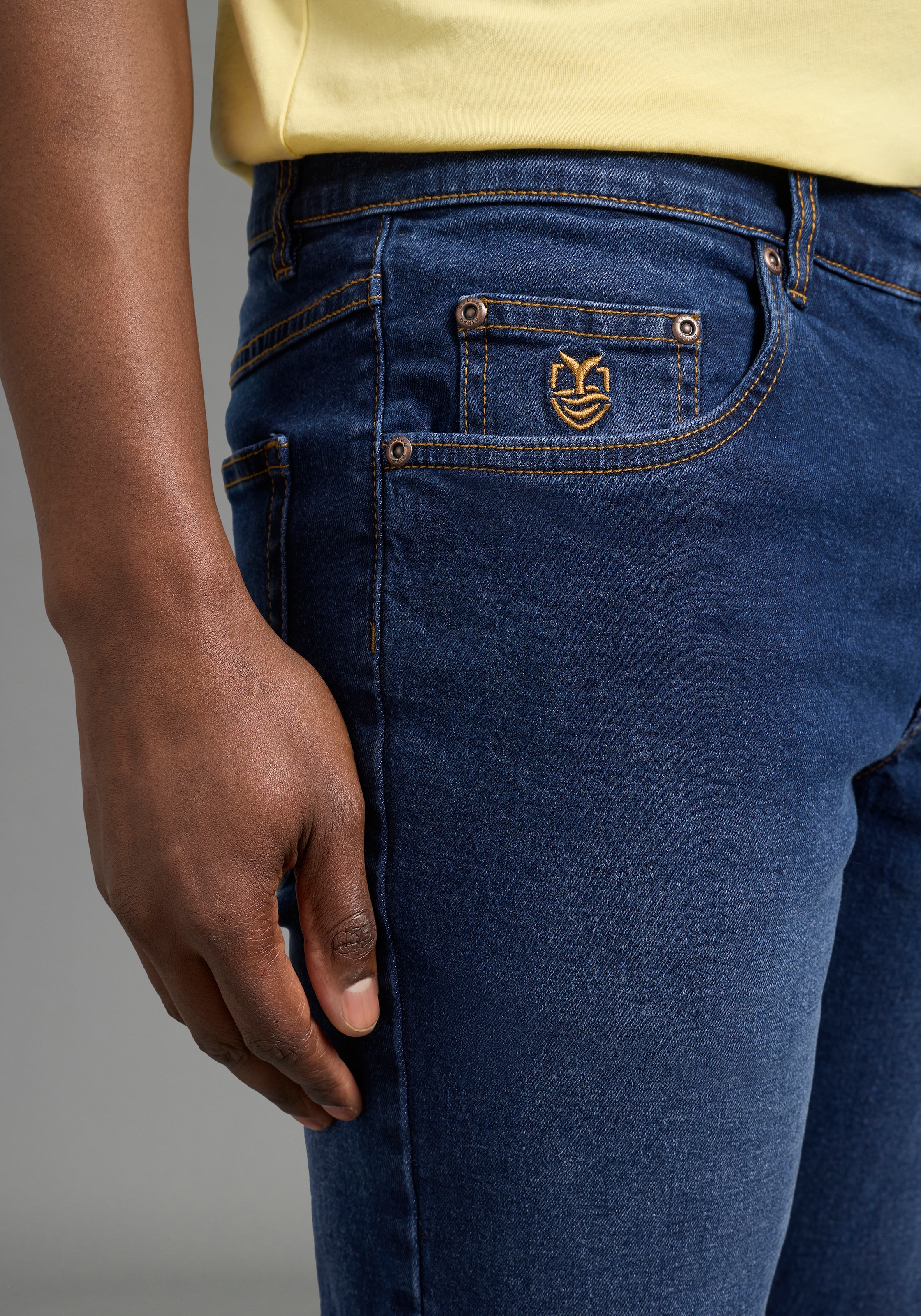 DELMAO Jeansshorts gerade geschnittene Beine, Regular-Fit, kniefreie Länge