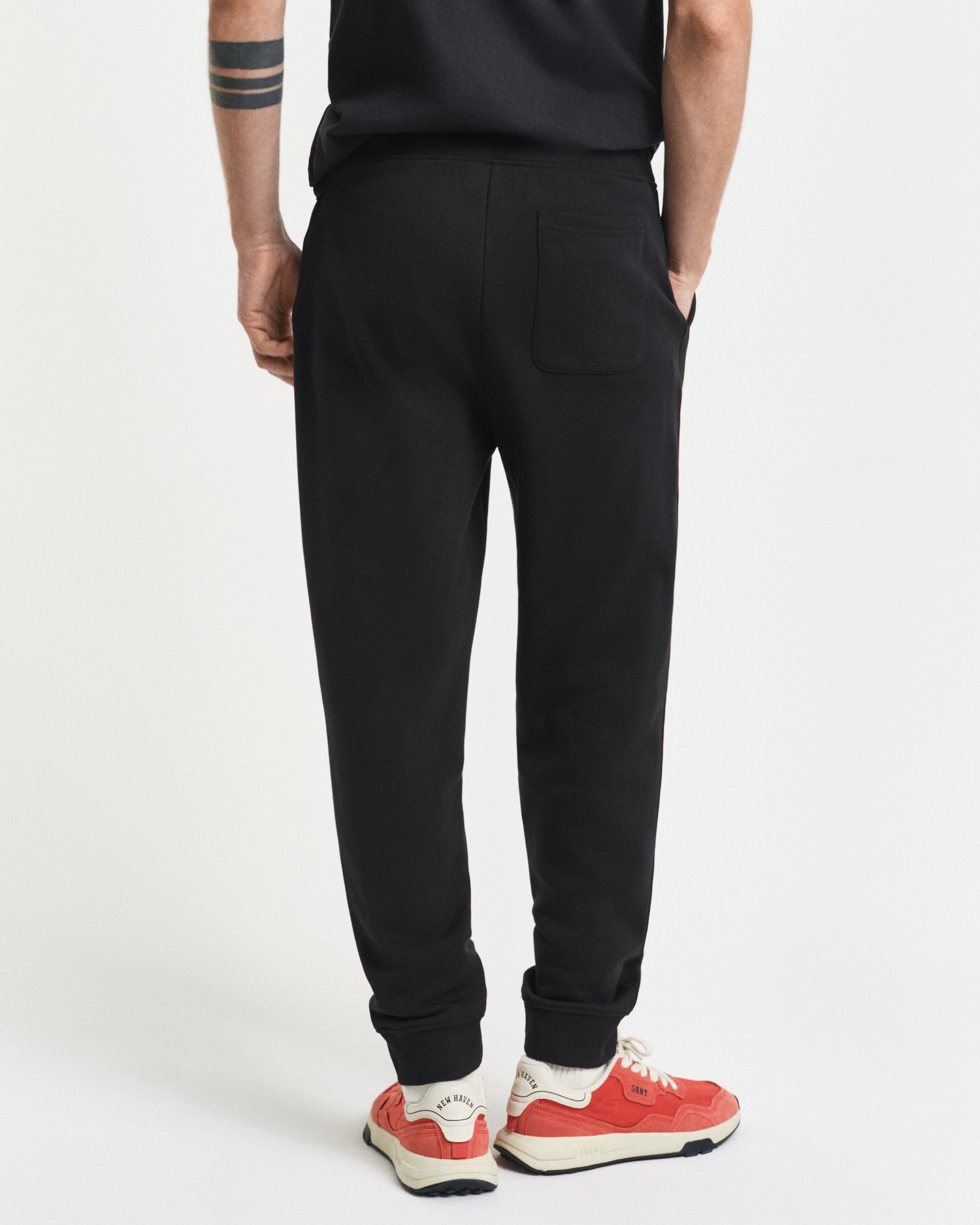 Thumbnail - Gant Sweathose "REG SHIELD SWEATPANTS" mit Logostickerei unterhalb des Bunds
