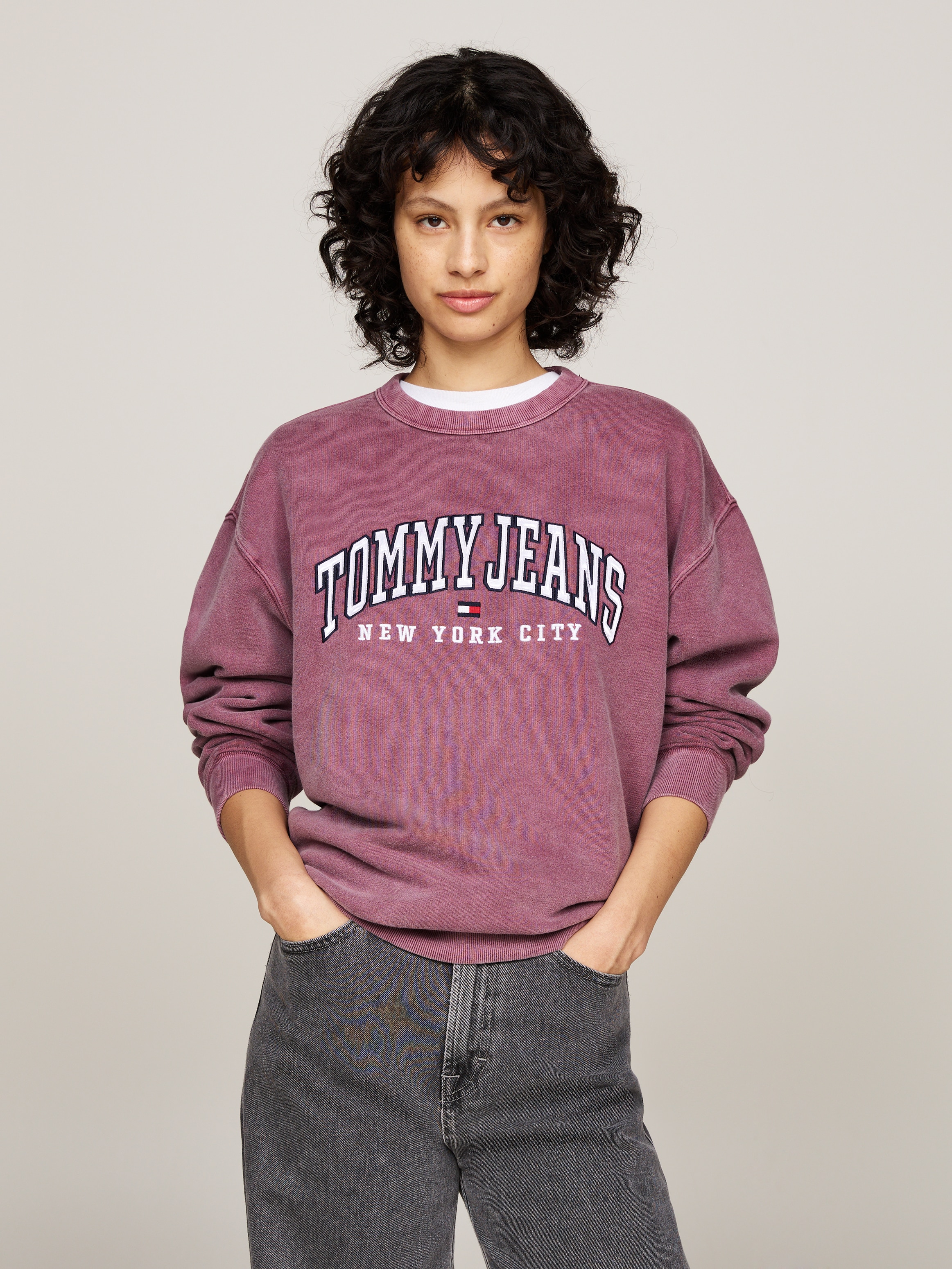 Tommy Jeans Sweatshirt "TJW RLX VARSITY CREW", mit Washed-Effekt, großem Lo günstig online kaufen