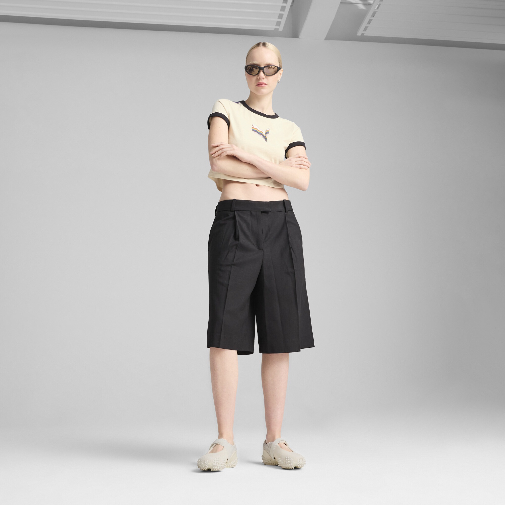PUMA T-Shirt »EQUAL LOVE CONFEDERATION Kurzes figurbetontes T-Shirt mit Grafik«