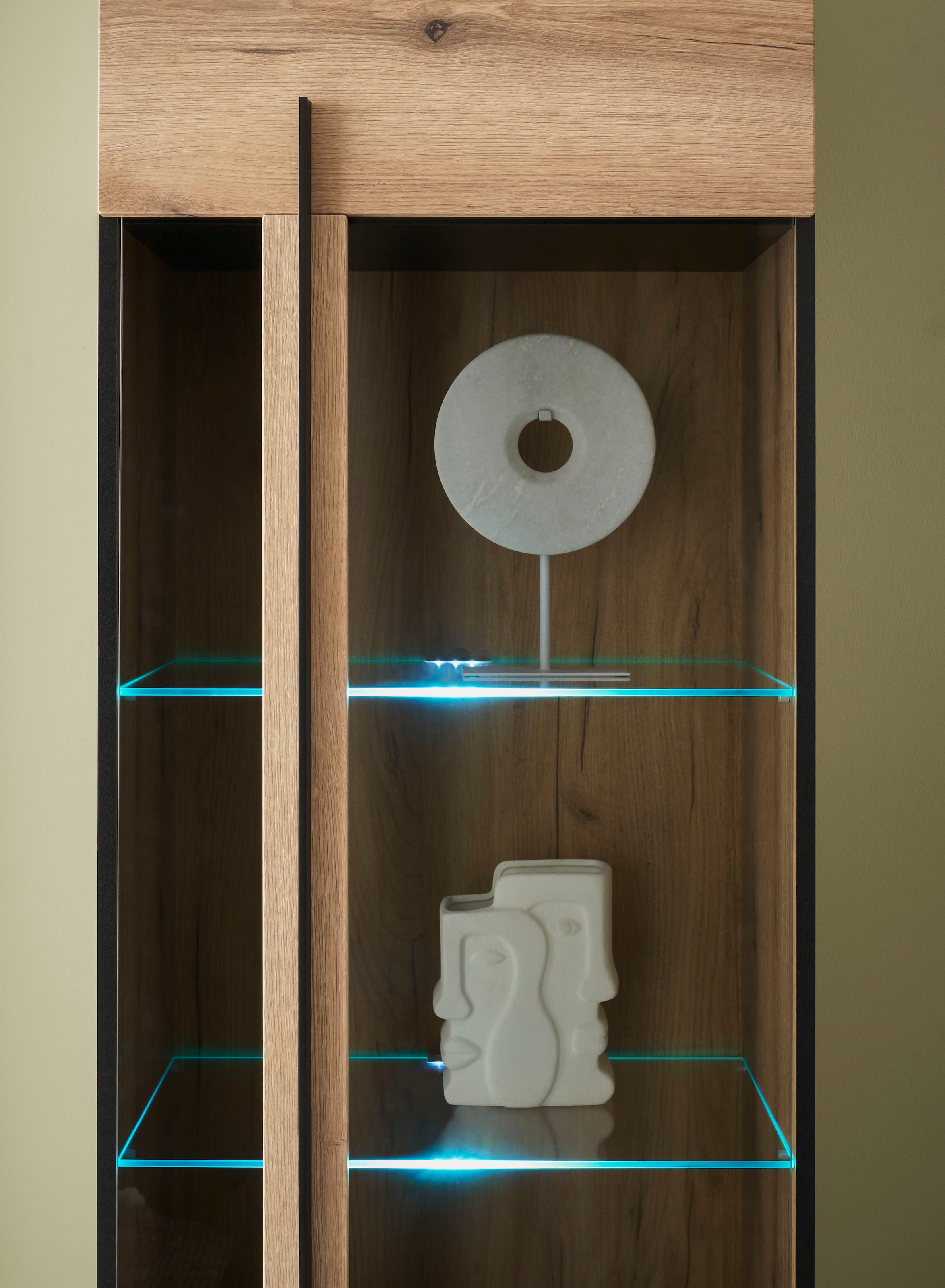 INOSIGN Vitrine »Cantara, Vitrinenschrank in Eiche Evoke oder weiß, Standvitrine«, schwarzer Stangengriff, ausreichend Stauraum, vielseitig einsetzbar