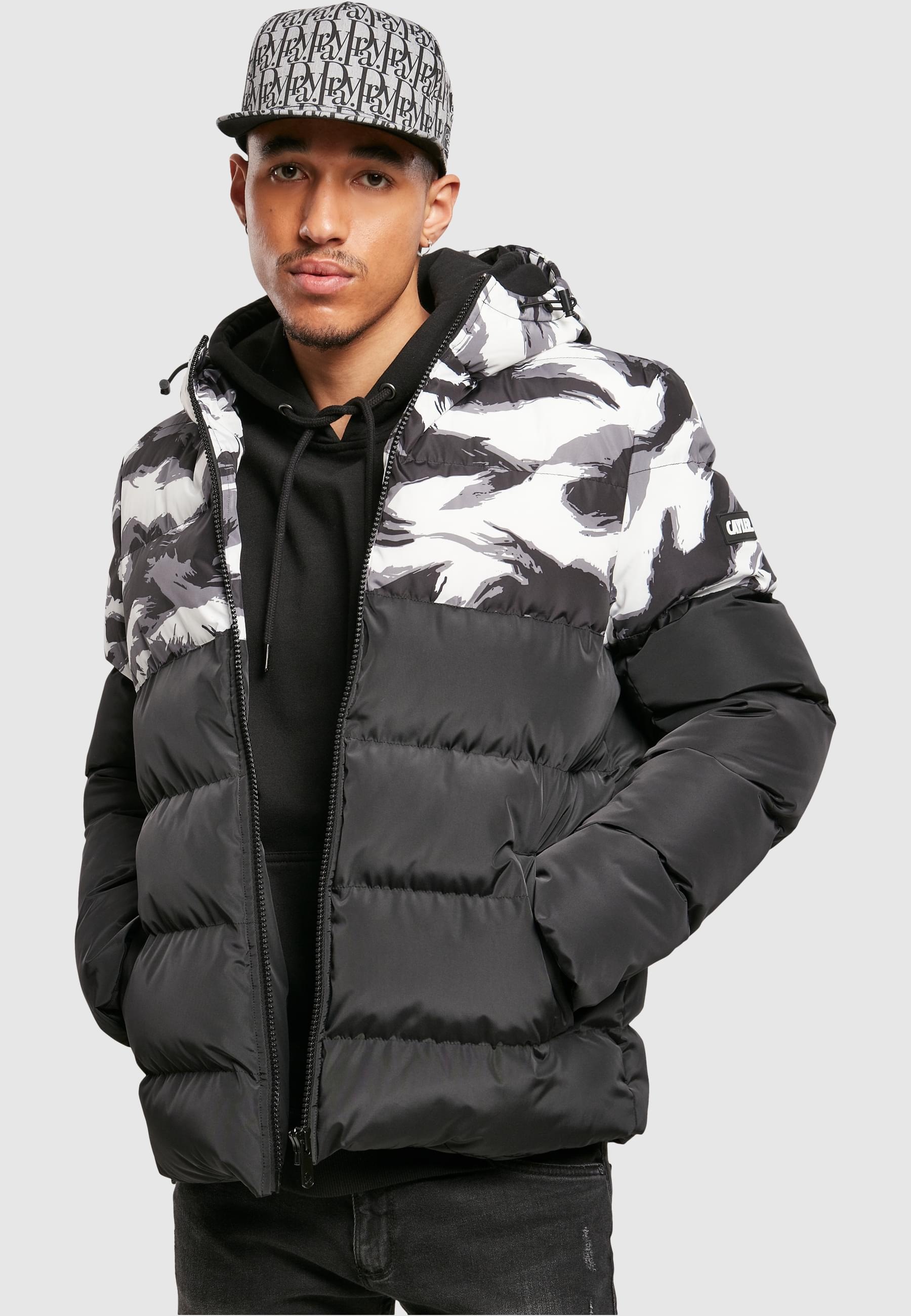 CAYLER & SONS Winterjacke »Cayler & Sons Herren Statement Brushcamo Yoke Puffer Jacket«, (1 St.), mit Kapuze