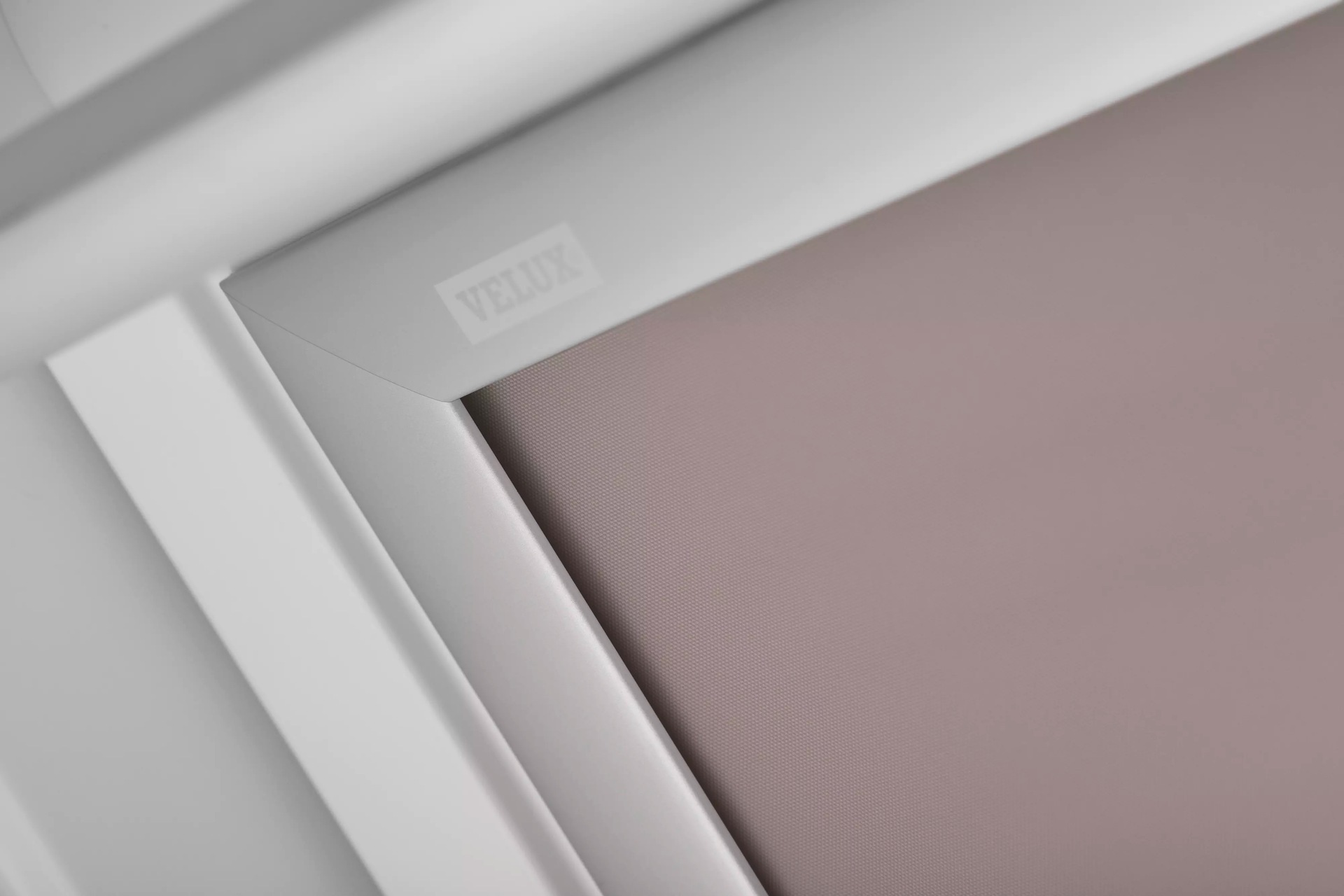 VELUX Verdunklungsrollo »DKL 4580S, Farbe: hell taupe«, verdunkelnd, ohne Bohren, in Führungsschienen, alufarbene Führungsschienen & Griffleiste