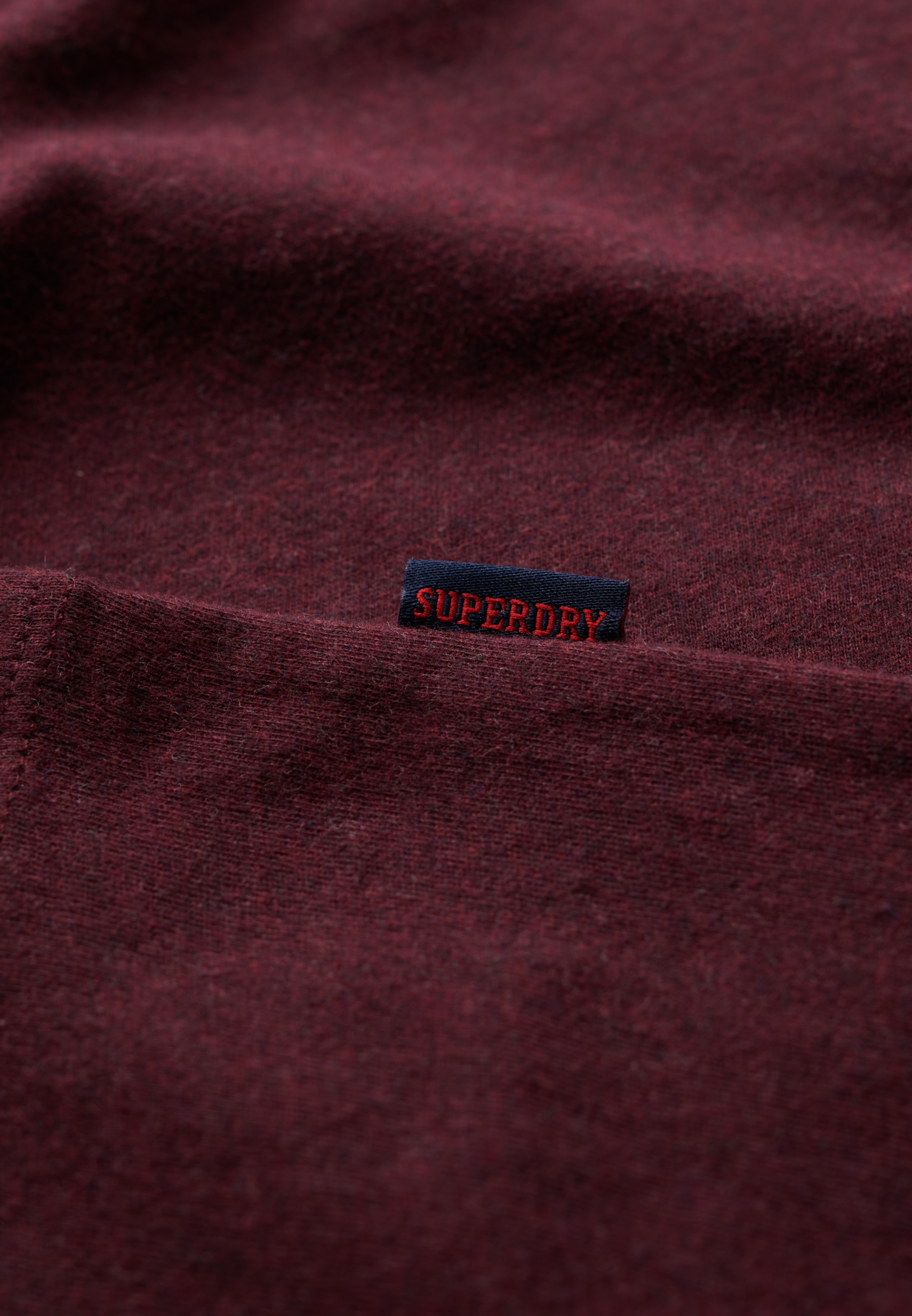 Superdry Rundhalsshirt »ESSENTIAL LOGO EMB TEE« aus Baumwolle und Single Jersey, Slim Fit, Kurzarm, hüftlang