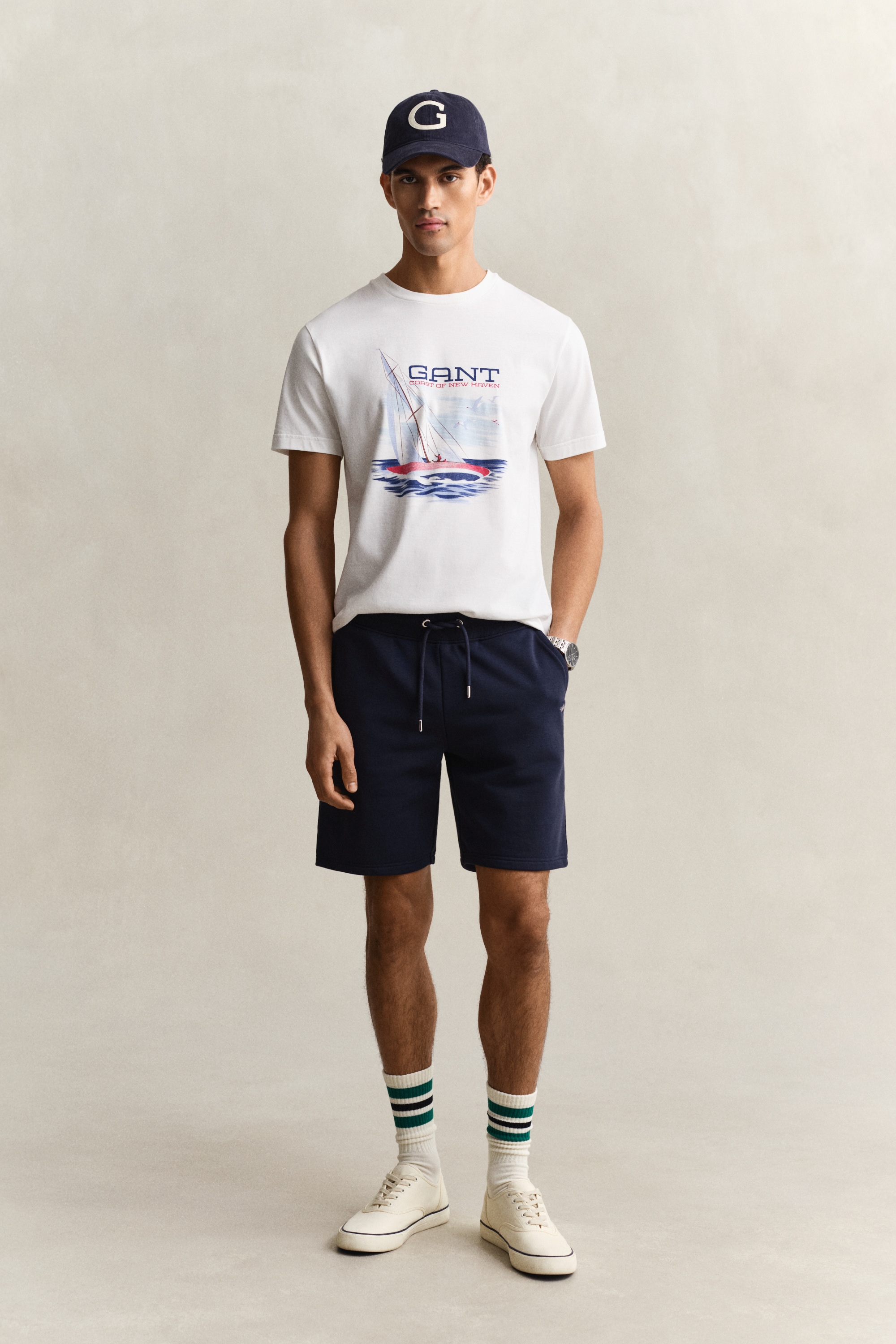 Gant Sweatshorts »REG SHIELD SWEAT SHORTS«  mit einer kleinen Logostickerei unter der Eingriffstasche