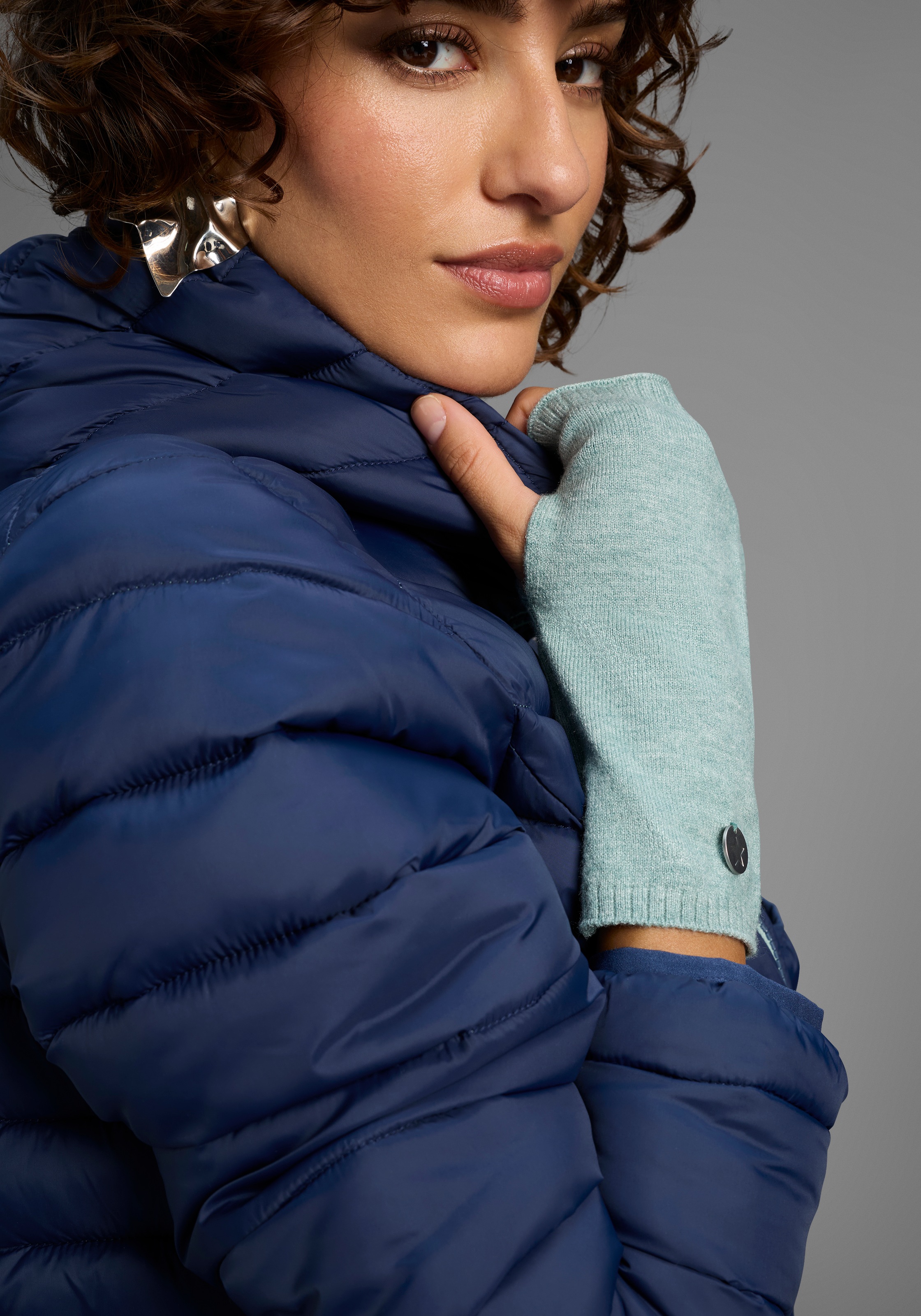 Laura Scott Armstulpen, 2 Stk. aus kuscheligem Strick mit süßem Metall-Badg günstig online kaufen