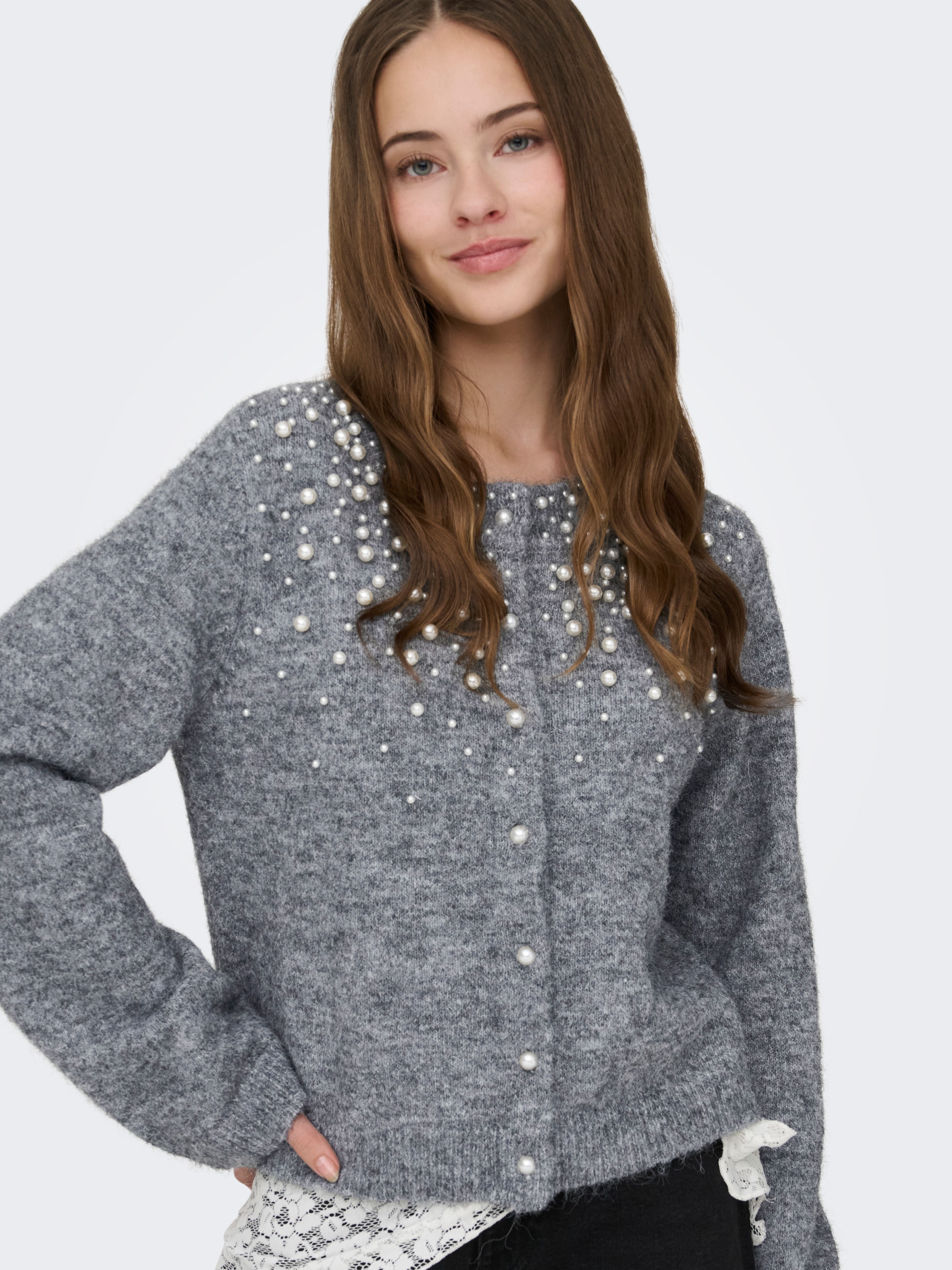 Thumbnail - ONLY Strickjacke "ONLMIGGIE LS O-NECK PEARL CARDIGA EX KNT" mit Zierperlen Applikation