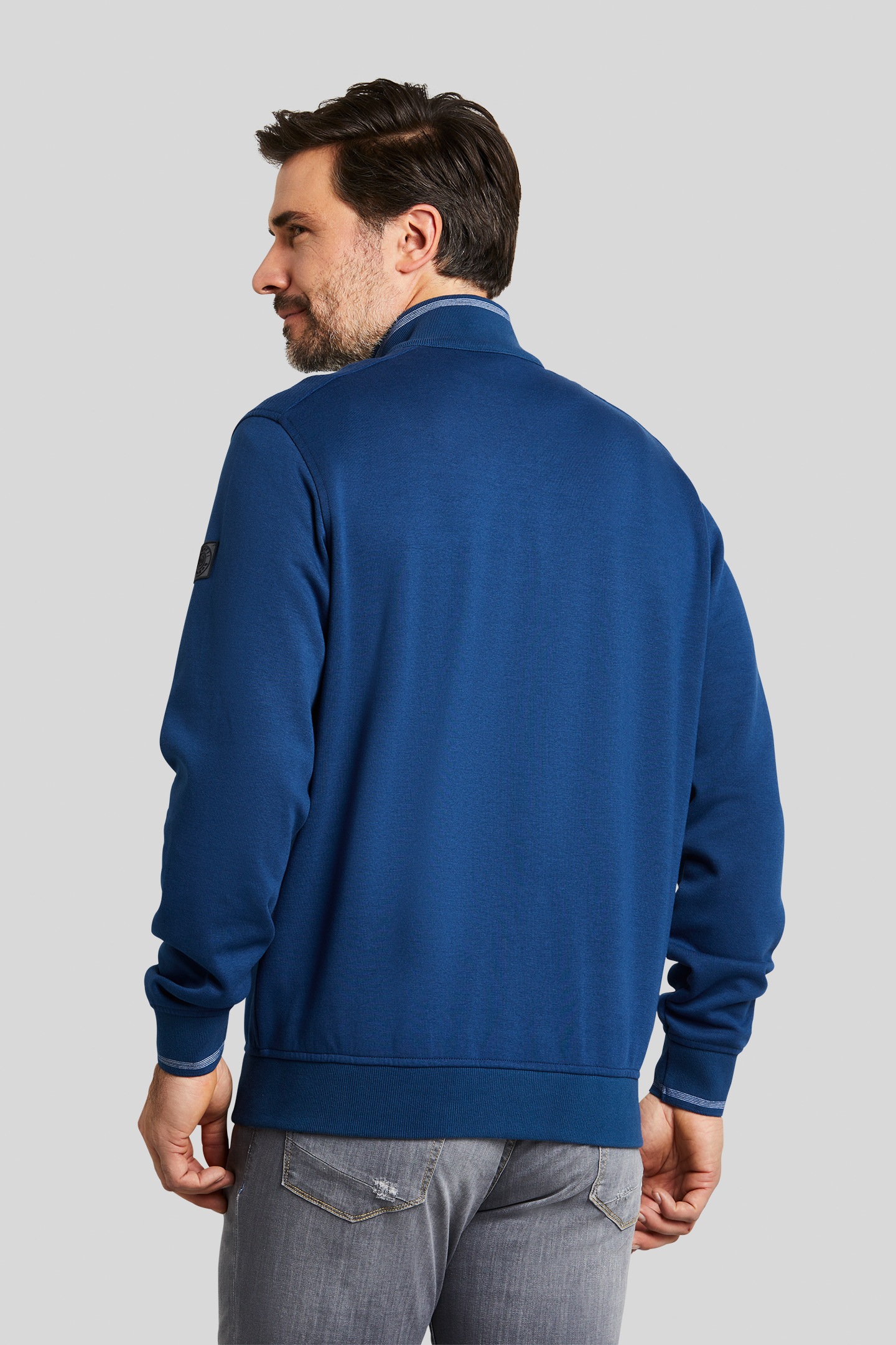 bugatti Sweater, im klassischen Design