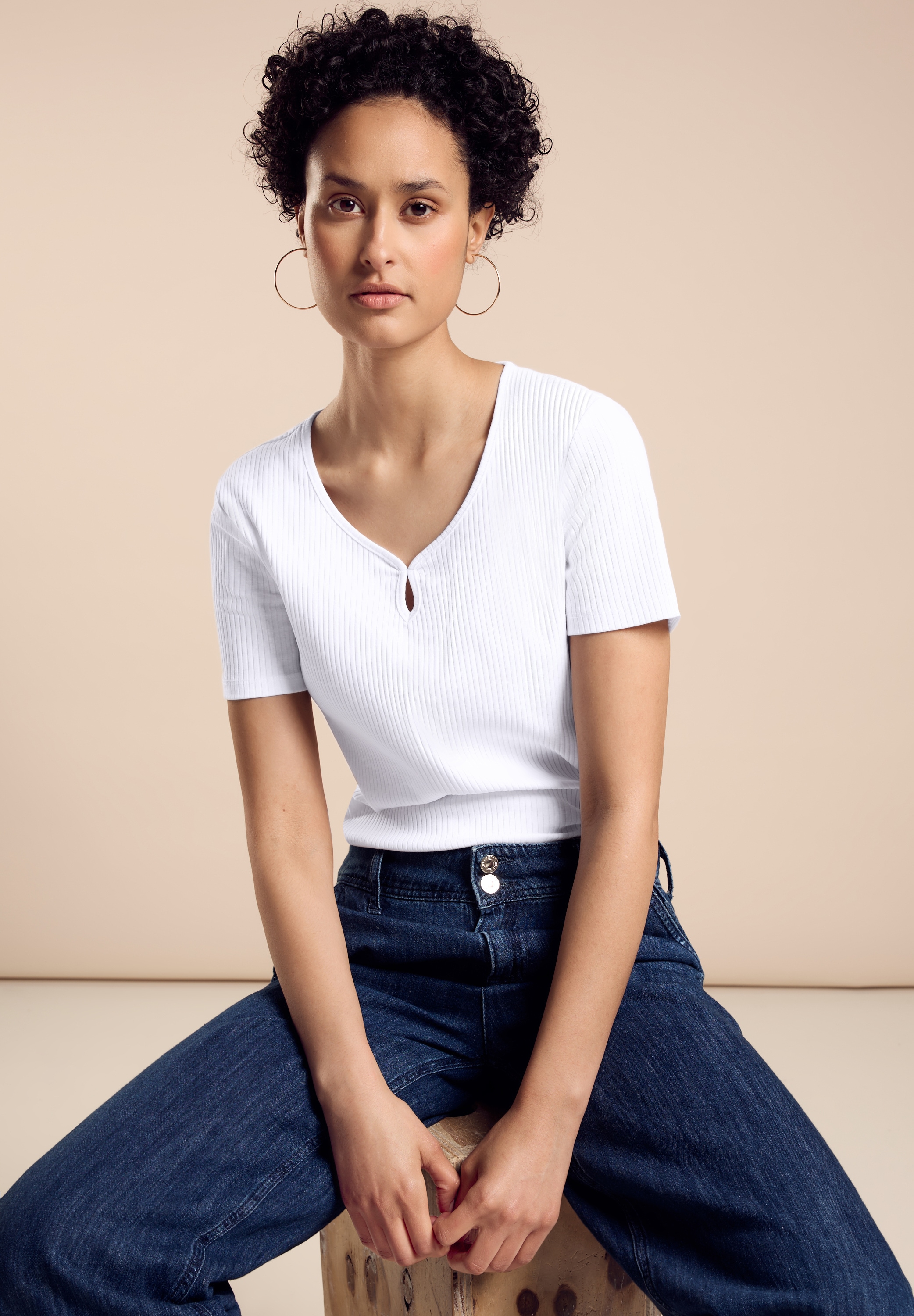 STREET ONE Kurzarmshirt, Rippoptik und V-Ausschnitt mit Schlitz