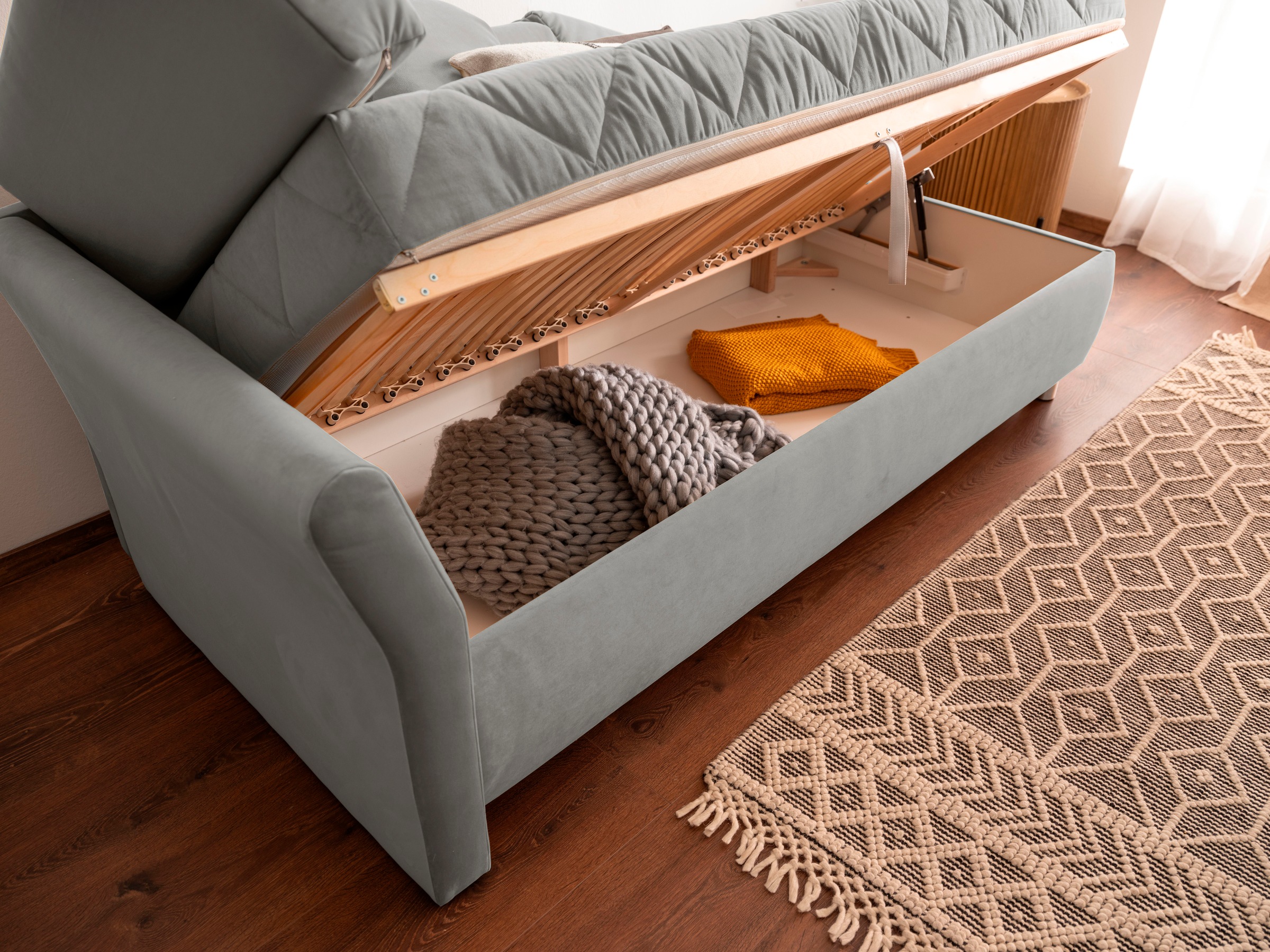 alina Schlafsofa »Lindsay«, Bettkasten, Zierkissen-Set aus: 2 Stk. 40x40cm, 1 Stk. 30x30cm