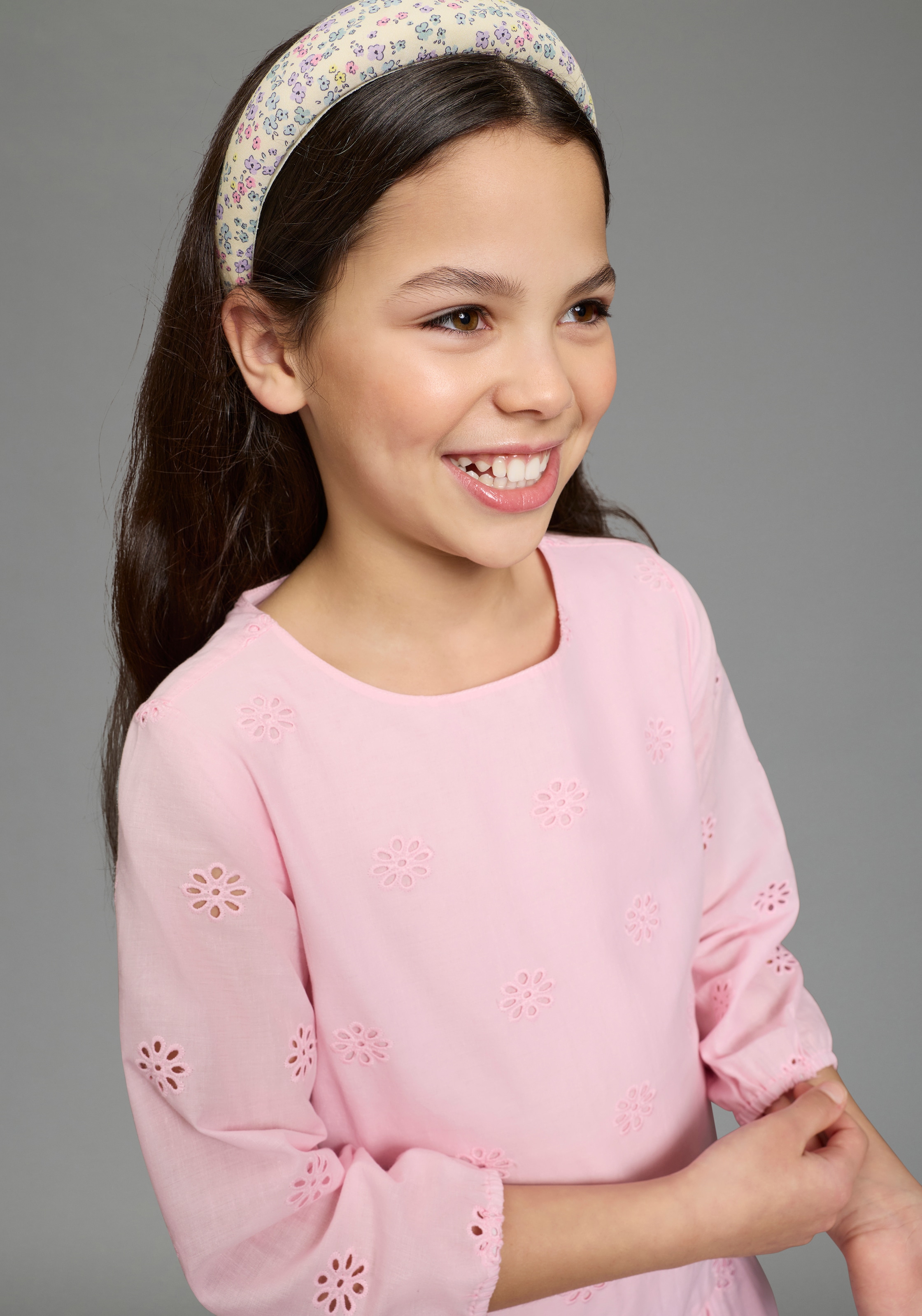 KIDSWORLD Spitzenkleid »Kleid mit Lochstickerei für Mädchen« aus Popeline und Web-Material, mit ausgestellter Passform