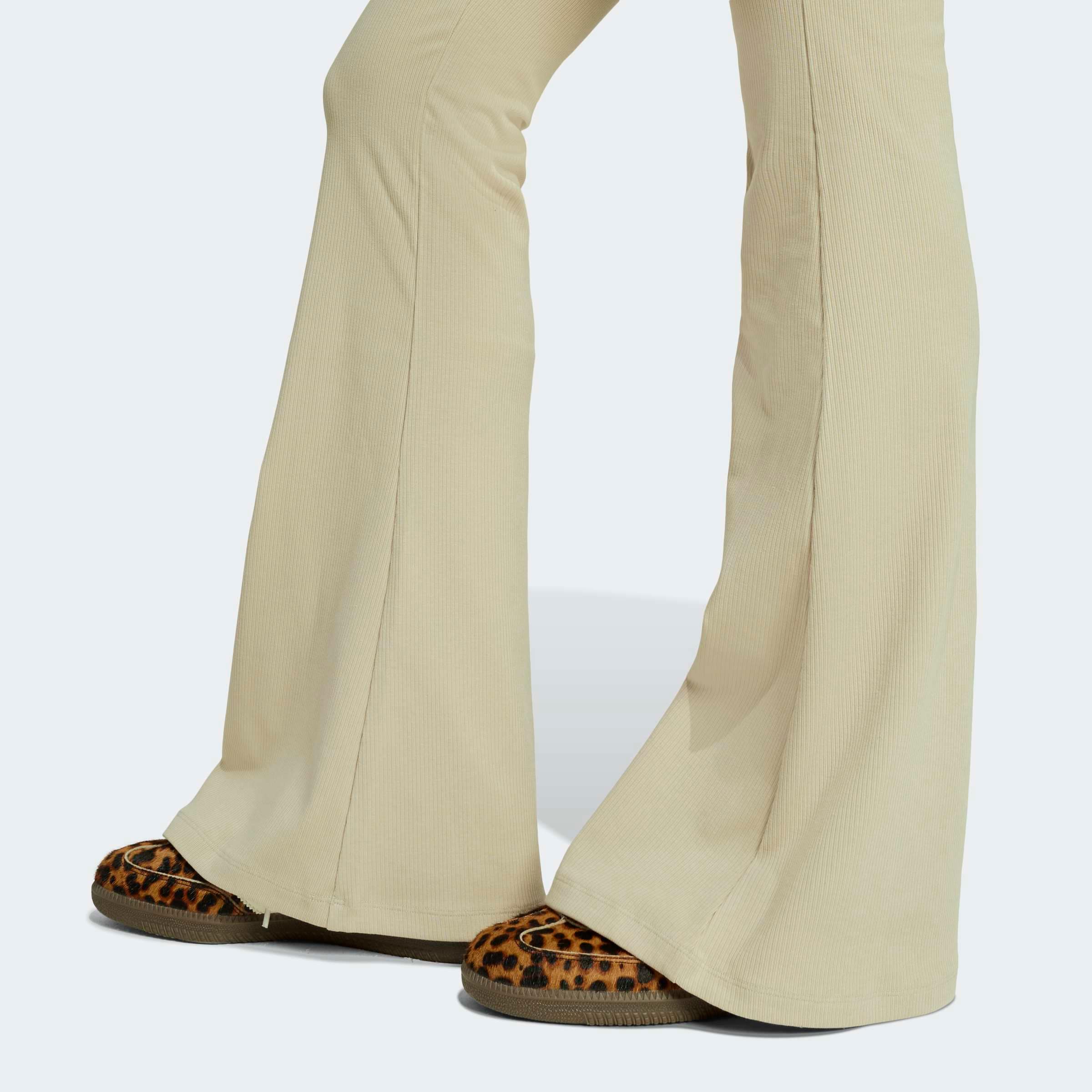 adidas Originals »ESSENTIALS RIB FLARED«  mit ausgestelltem Bein und Ripp Optik, hoher Bund