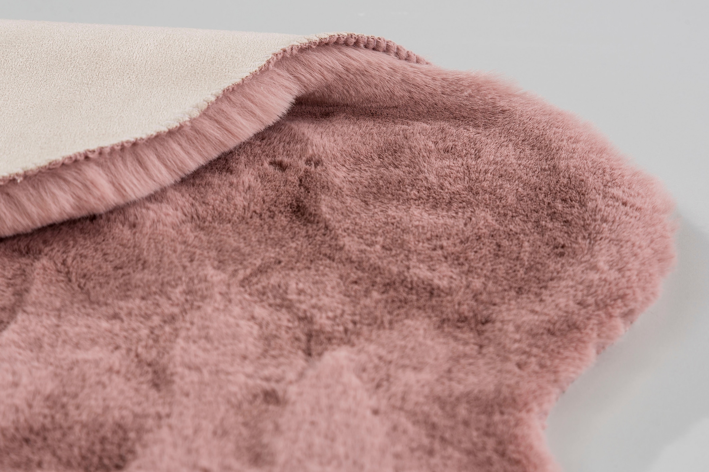 SCHÖNER WOHNEN-Kollektion Fellteppich »Tender«, fellförmig, 26 mm Höhe, weich durch Microfaser, Kaninchenfell Haptik, Kunstfell, waschbar