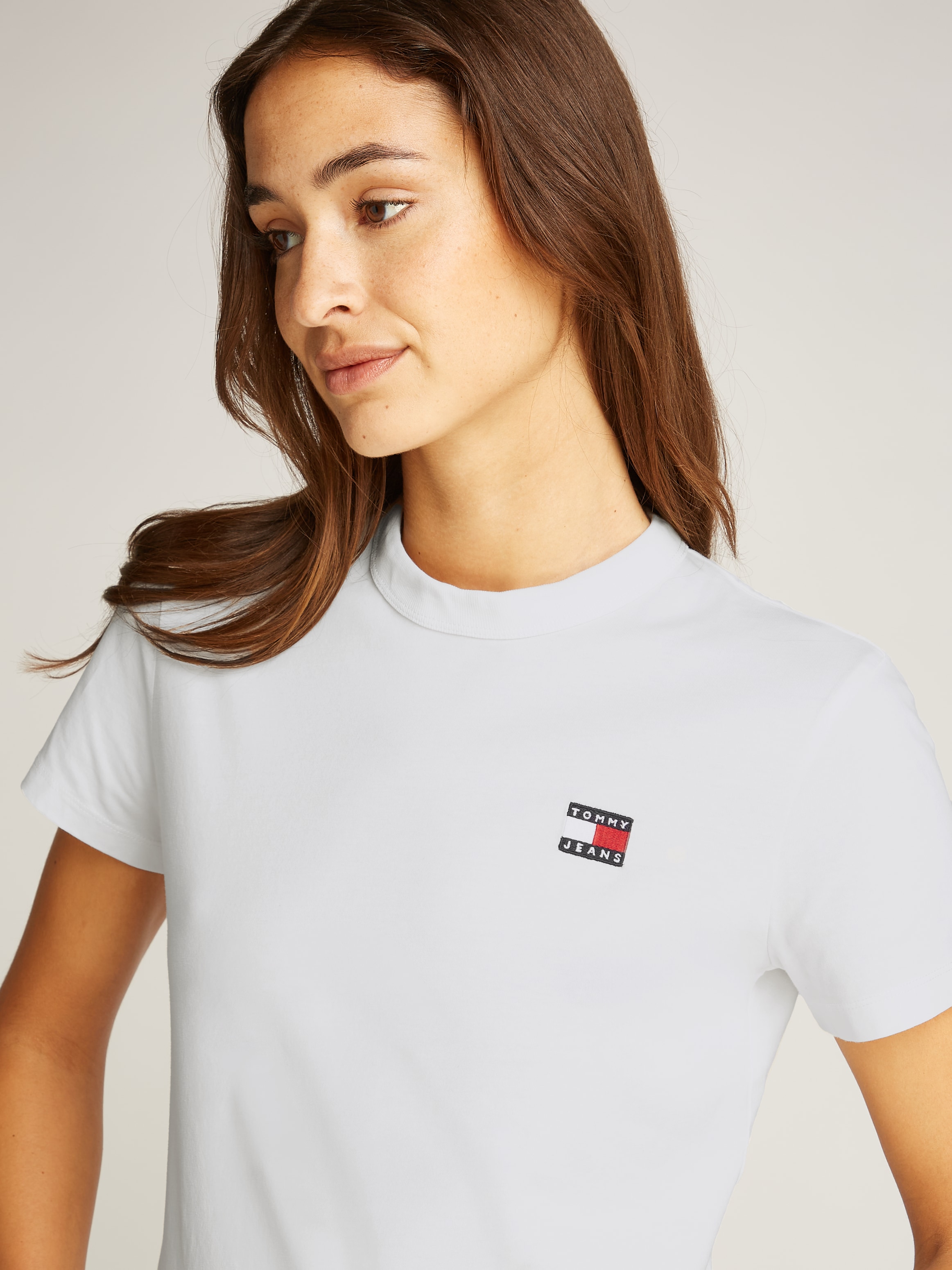 Tommy Jeans T-Shirt »TJW REG BADGE TEE«, mit Logo-Badge