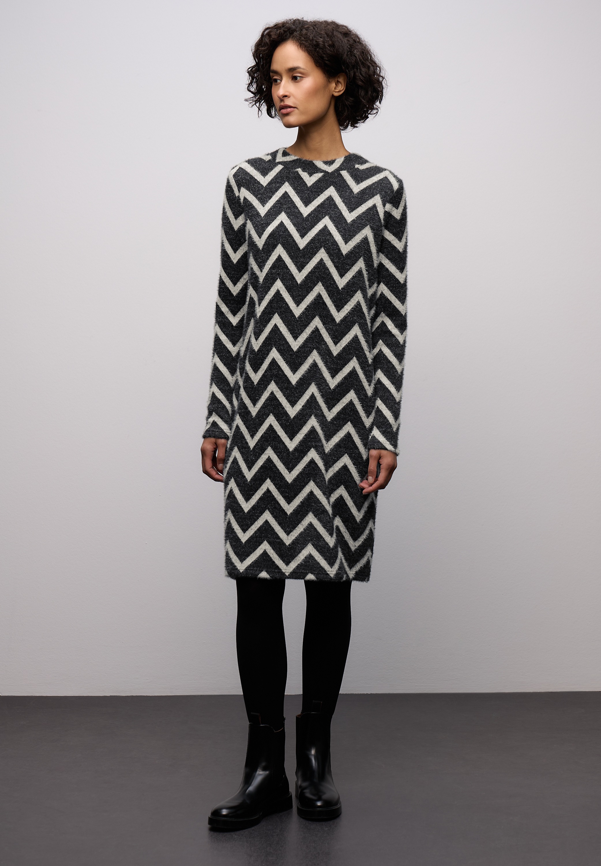 STREET ONE Midikleid Ohne Taschen mit grafischem Muster