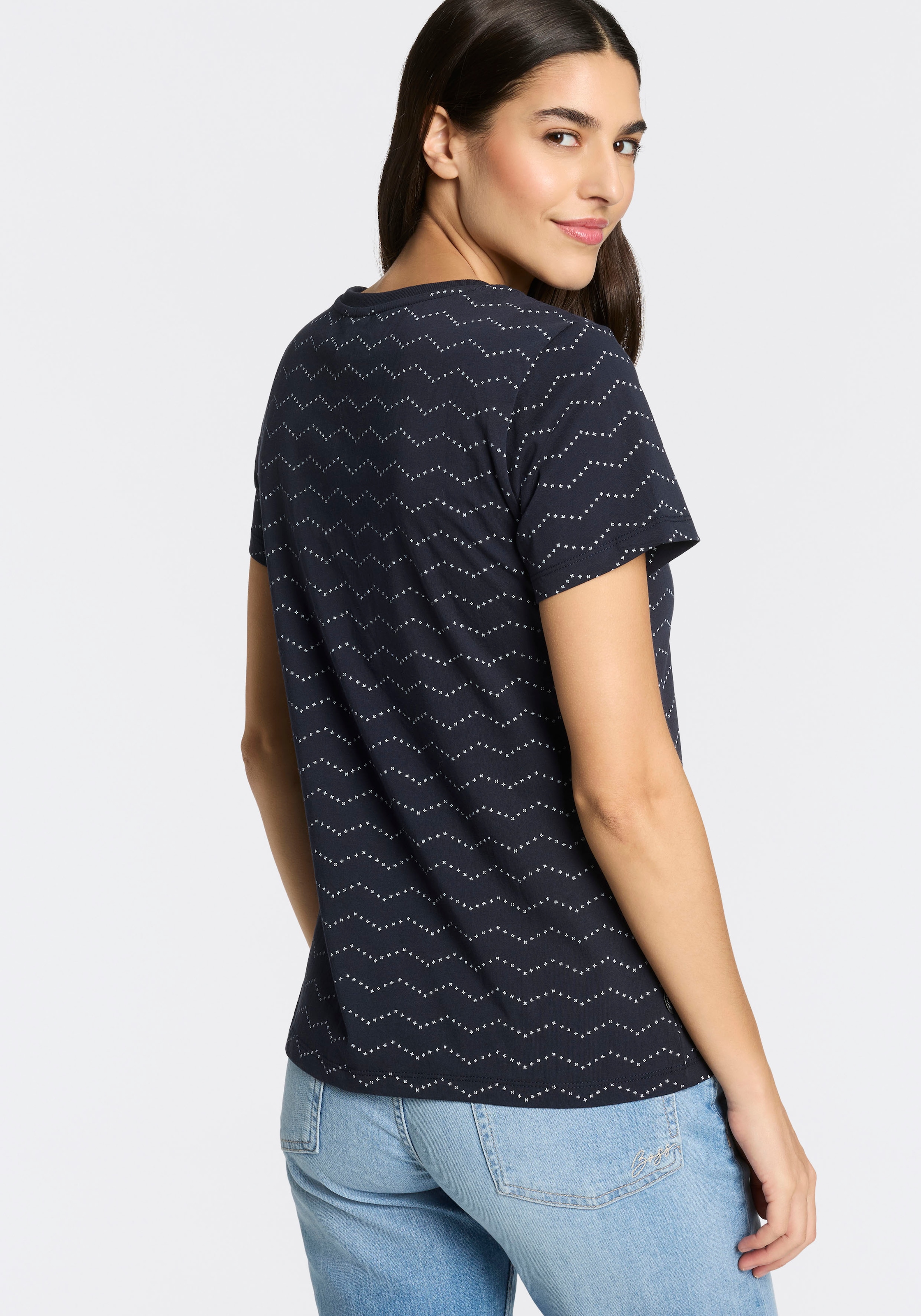 Ragwear Kurzarmshirt »MINTTA ZIG ZAG O« in Zick-Zack-Optik mit Markenschriftzug am Ausschnitt