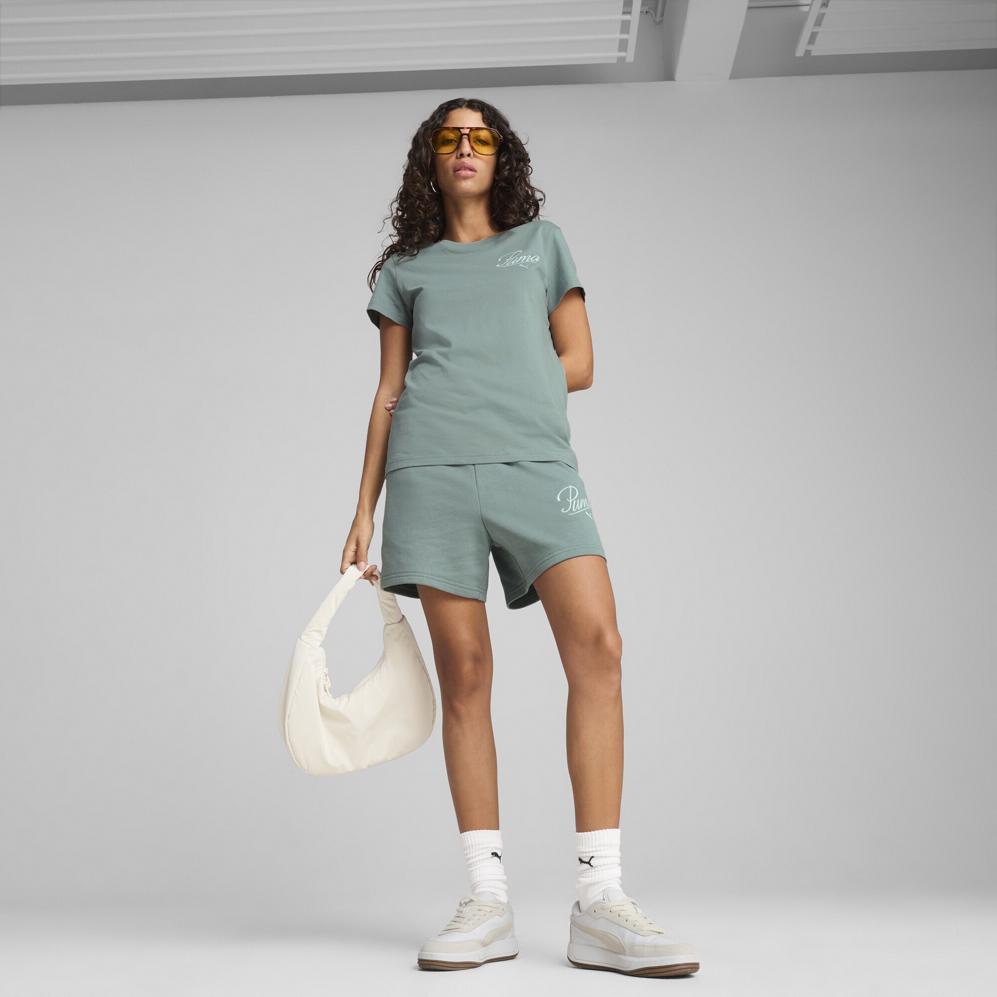 PUMA Sporthose »ESS SCRIPT 5" Hochgeschnittene Shorts Damen«