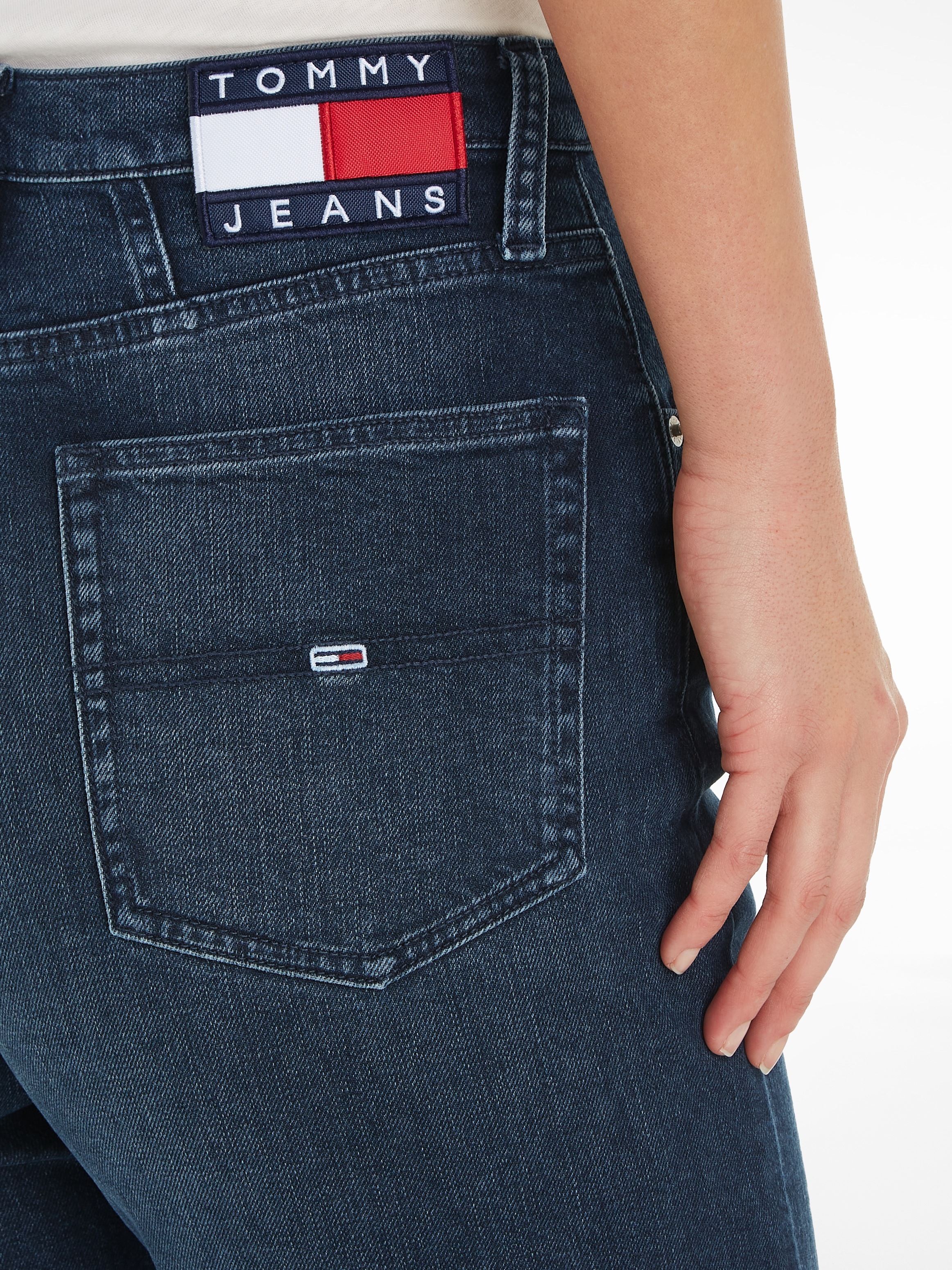 Tommy Jeans Mom-Jeans »MOM JEAN mit BAUR Labelflags | CG5136«, Logobadge für TPR UHR bestellen und