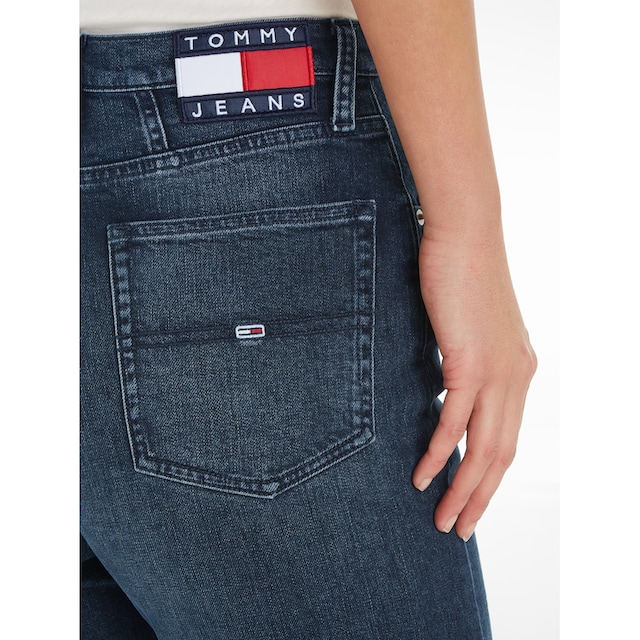 Tommy Jeans Mom-Jeans »MOM JEAN UHR TPR CG5136«, mit Logobadge und  Labelflags für bestellen | BAUR