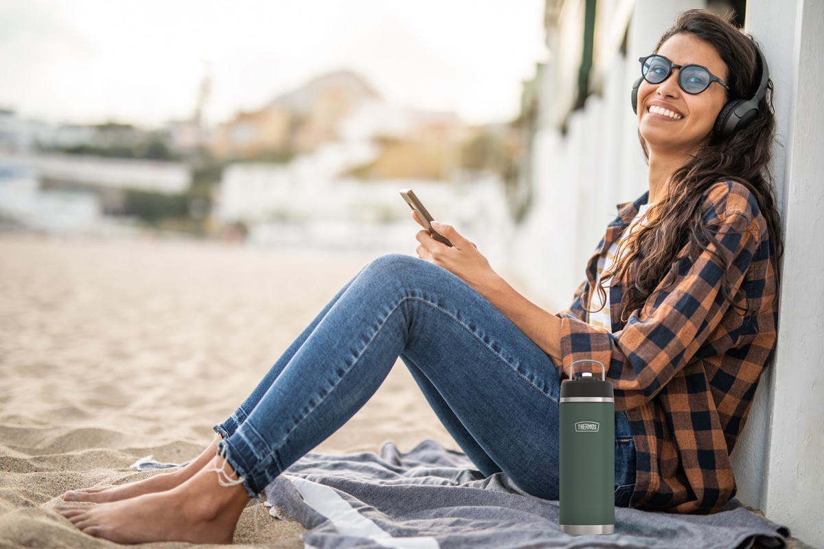 THERMOS Isolierflasche »ICON WATER BOTTLE, Edelstahlkörper, spülmaschinenfest«, (1 tlg.), 0,71l, 12h kalt, schappsicher mit einklappbarem Flip-Strohalm