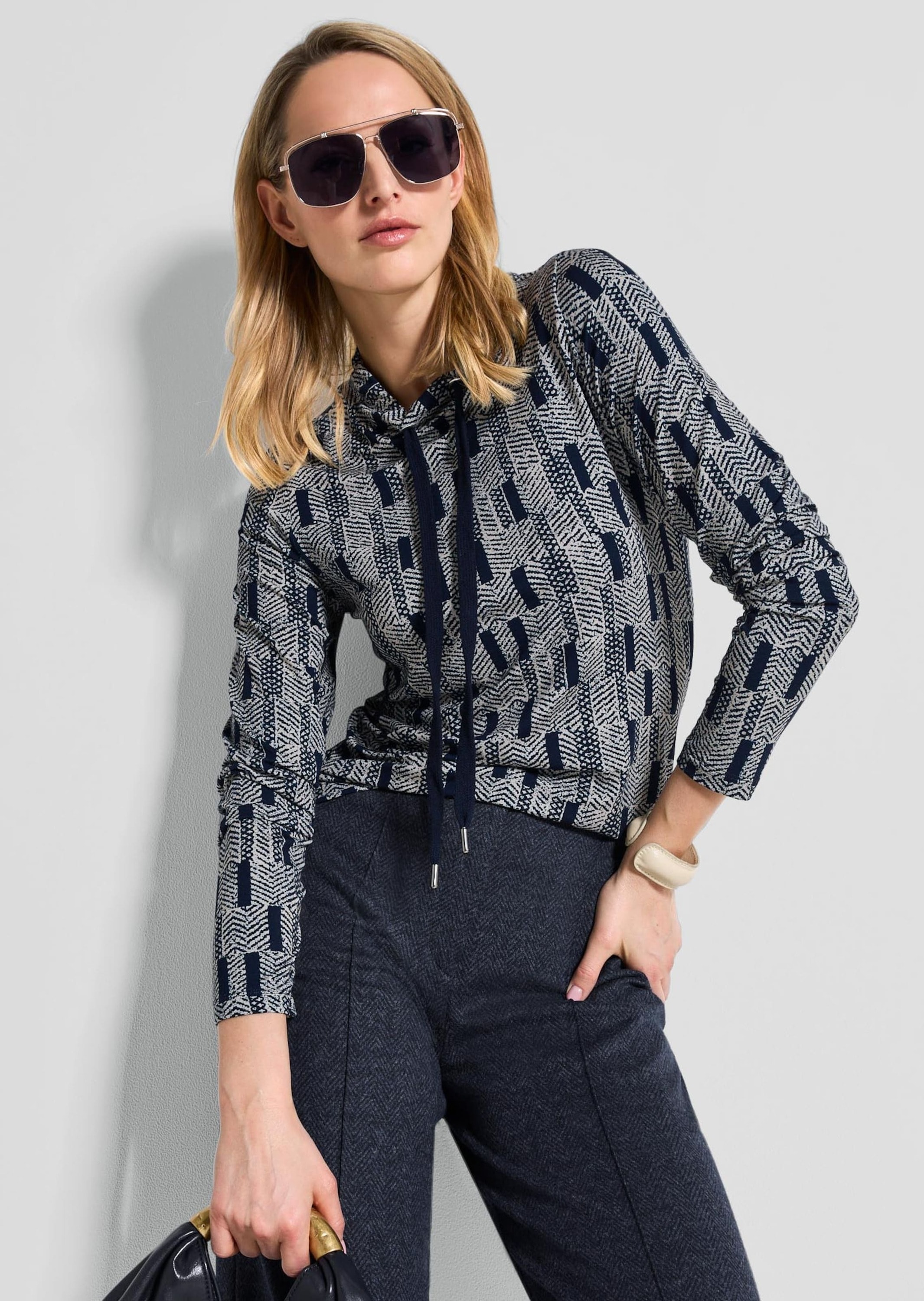 MADELEINE Langarmshirt »Shirt Sportives Grafikshirt mit Stehkragen«