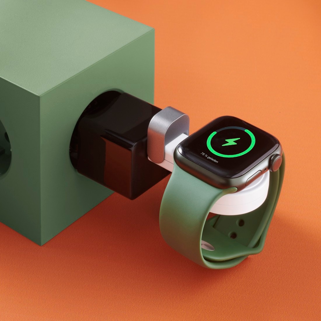 Hama USB-Ladegerät »Kabelloses Ladegerät für Apple Watch, mit USB-C Anschluss«, (1 St.), Wireless Charger, Magnetische Ausrichtung, Schnellladegerät