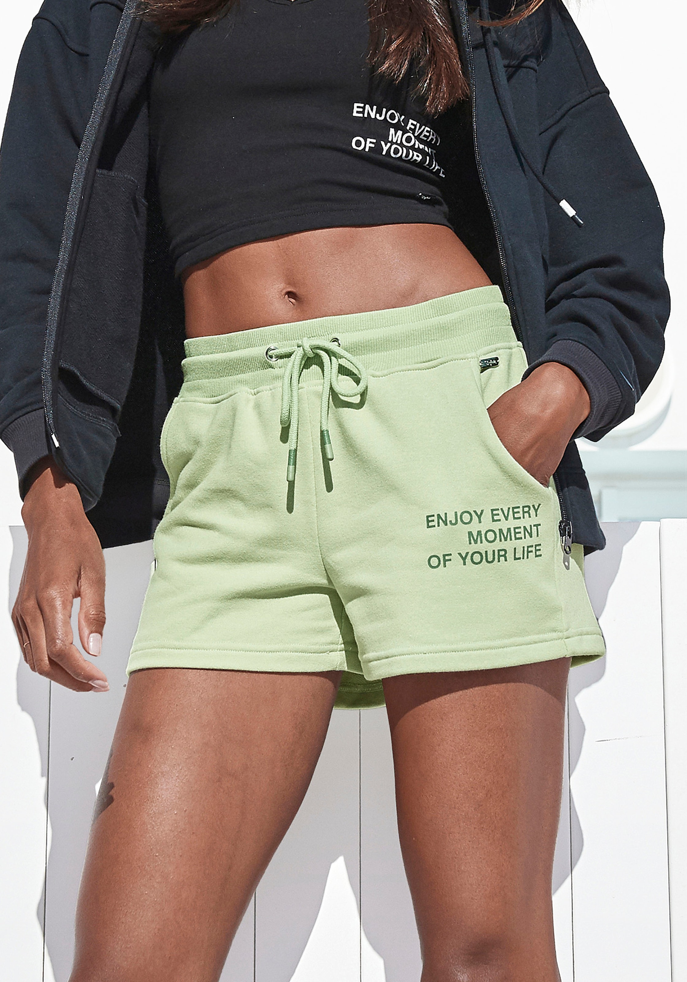 Buffalo Sweatshorts "-kurze Hose", mit Statement Druck, Loungewear