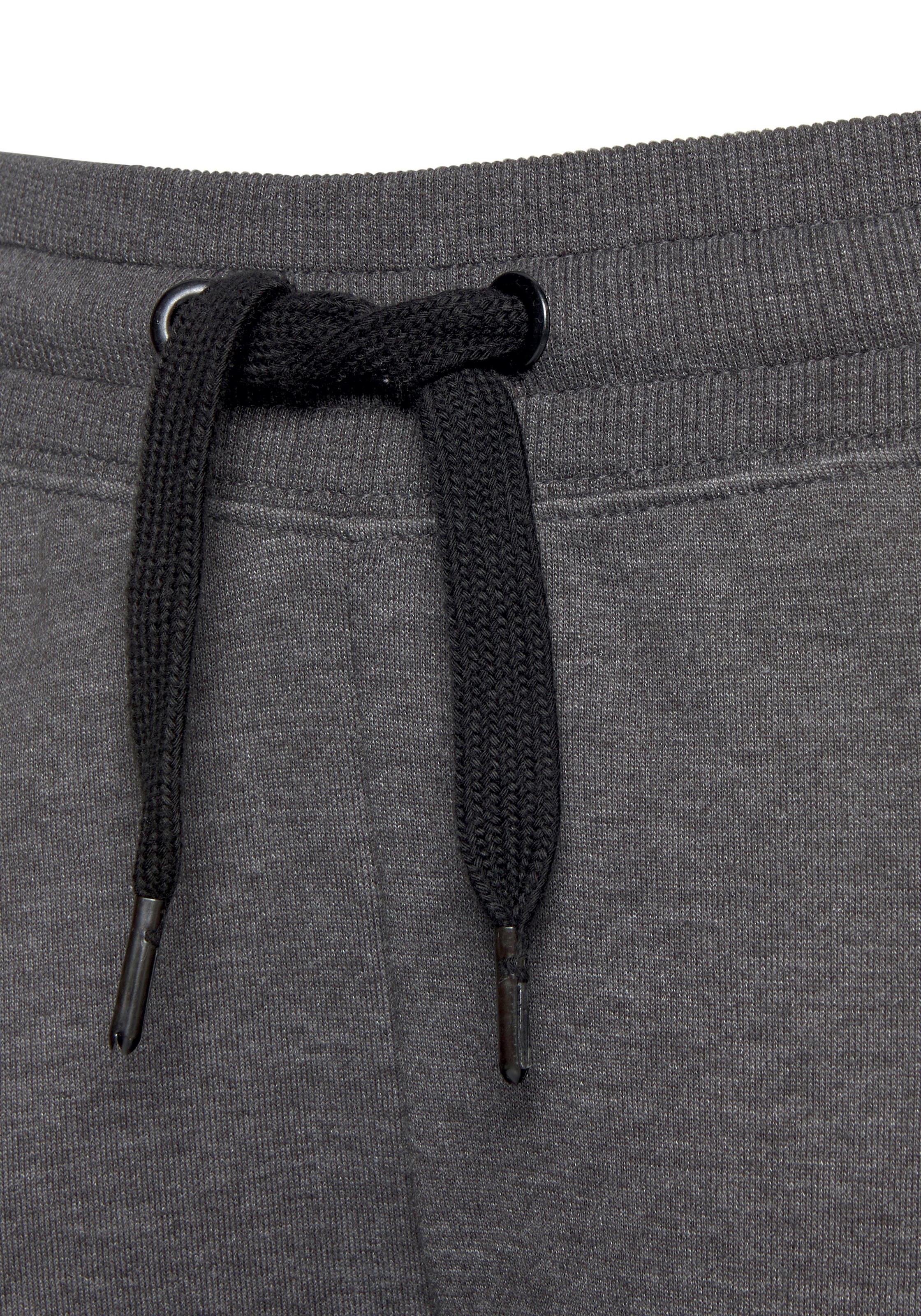 Bench. Loungewear Sweathose, mit Seitenstreifen und schmalem Bein, Loungeanzug