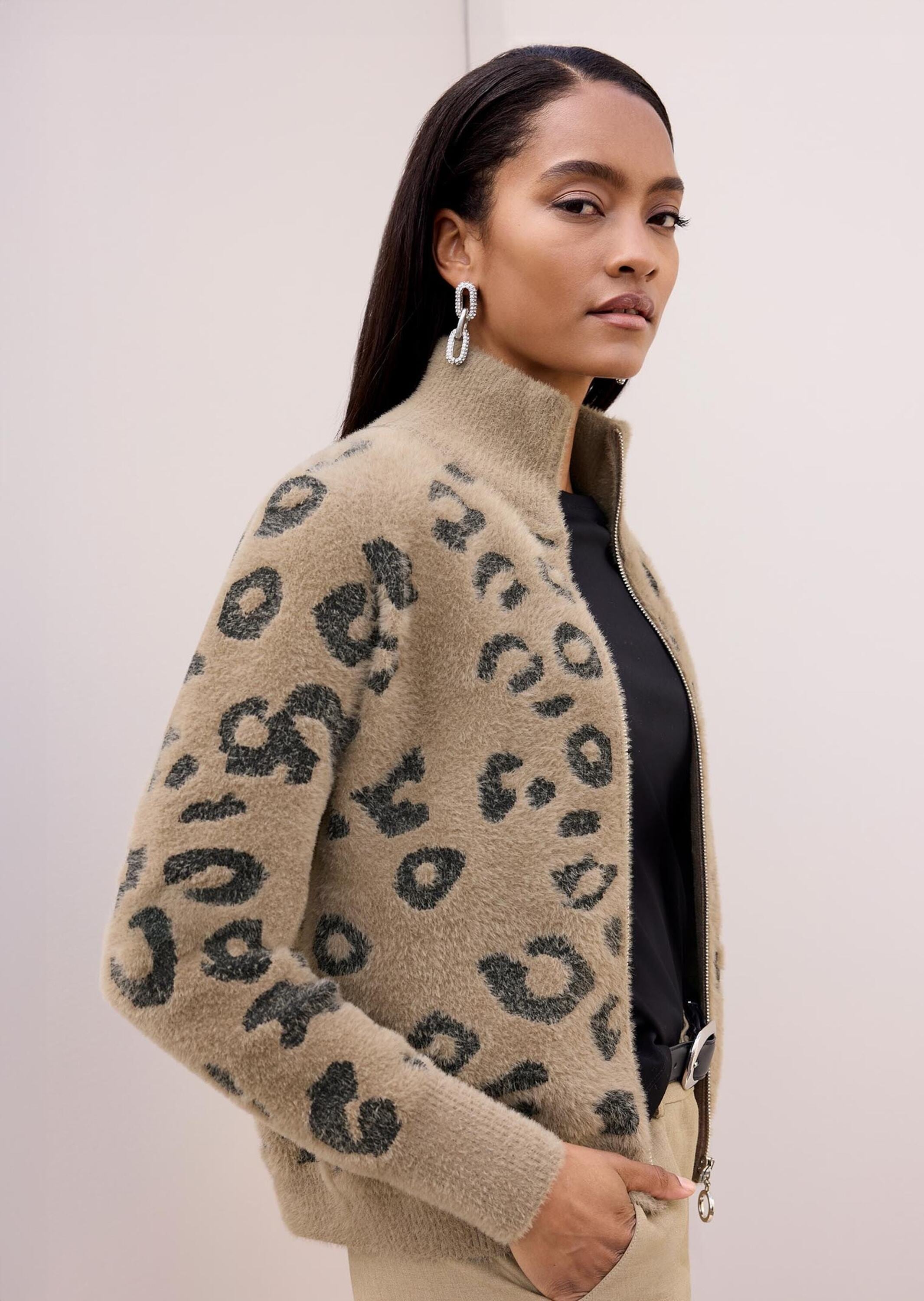 MADELEINE Strickjacke »Strickjacke Strickblouson mit Leopardenmuster«