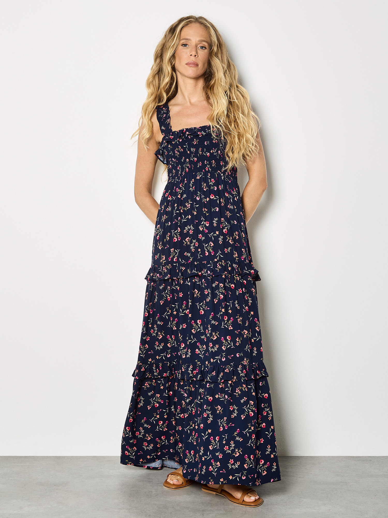 Apricot Maxikleid "Maxikleid mit Smokarbeit und zierlichem Blumenmuster" mit Rüschen